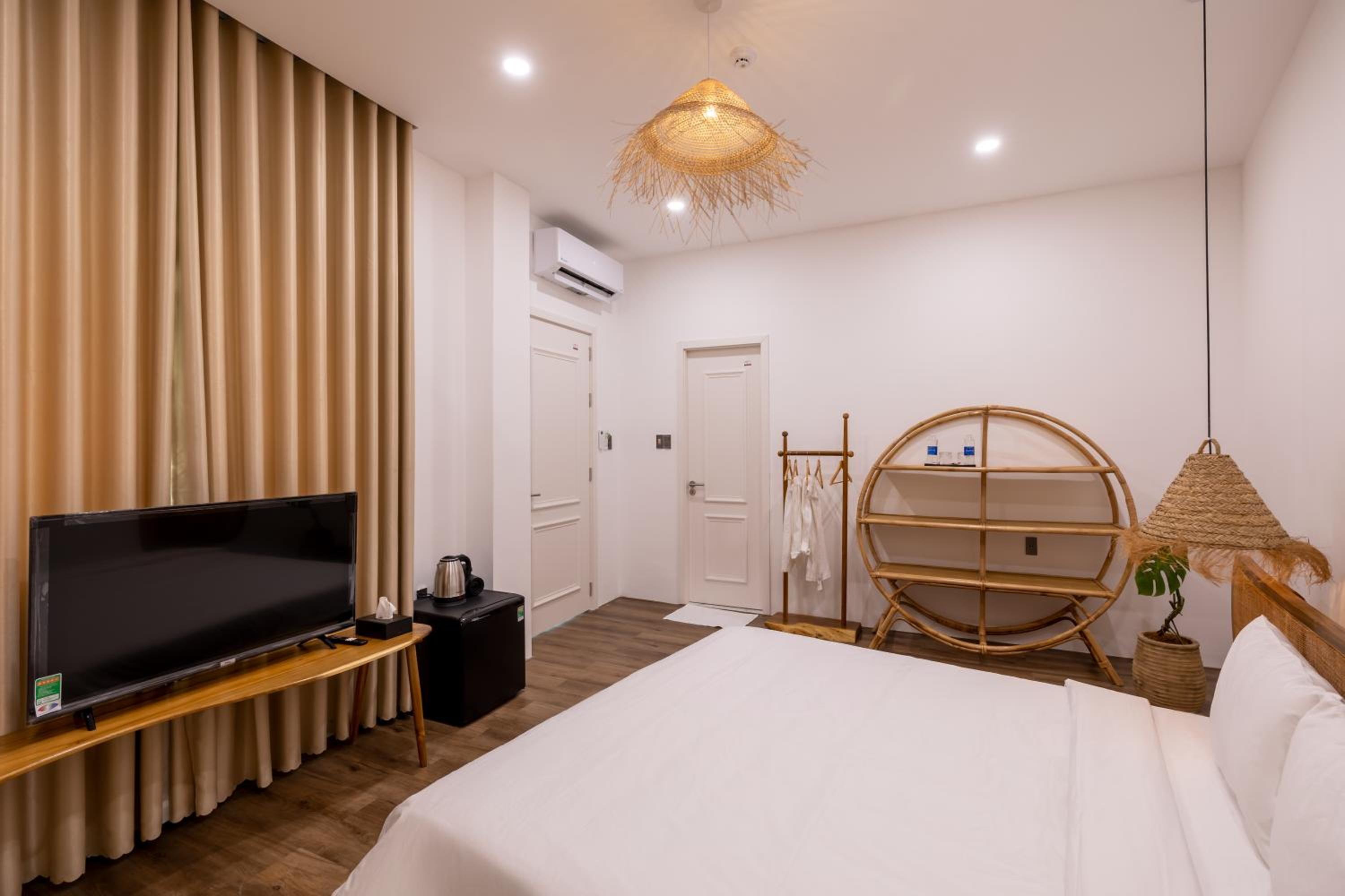 Deluxe Double Room with Balcony - Photo 11