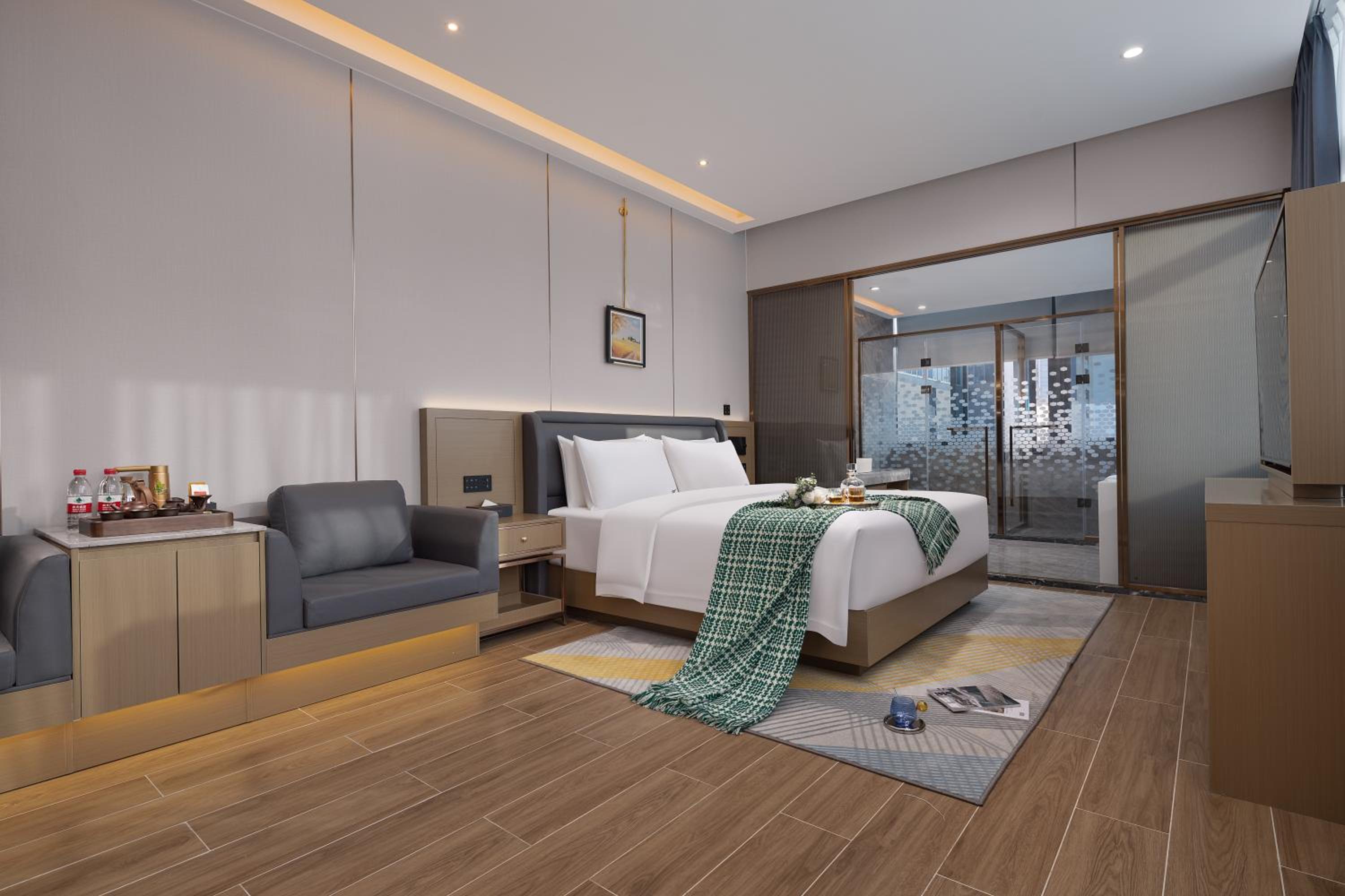 Deluxe Queen Room with Bathtub