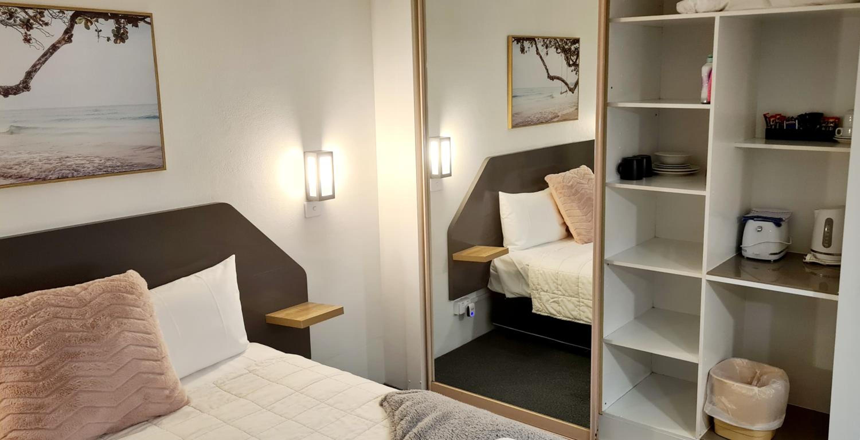 Standard Double Room - Photo 11