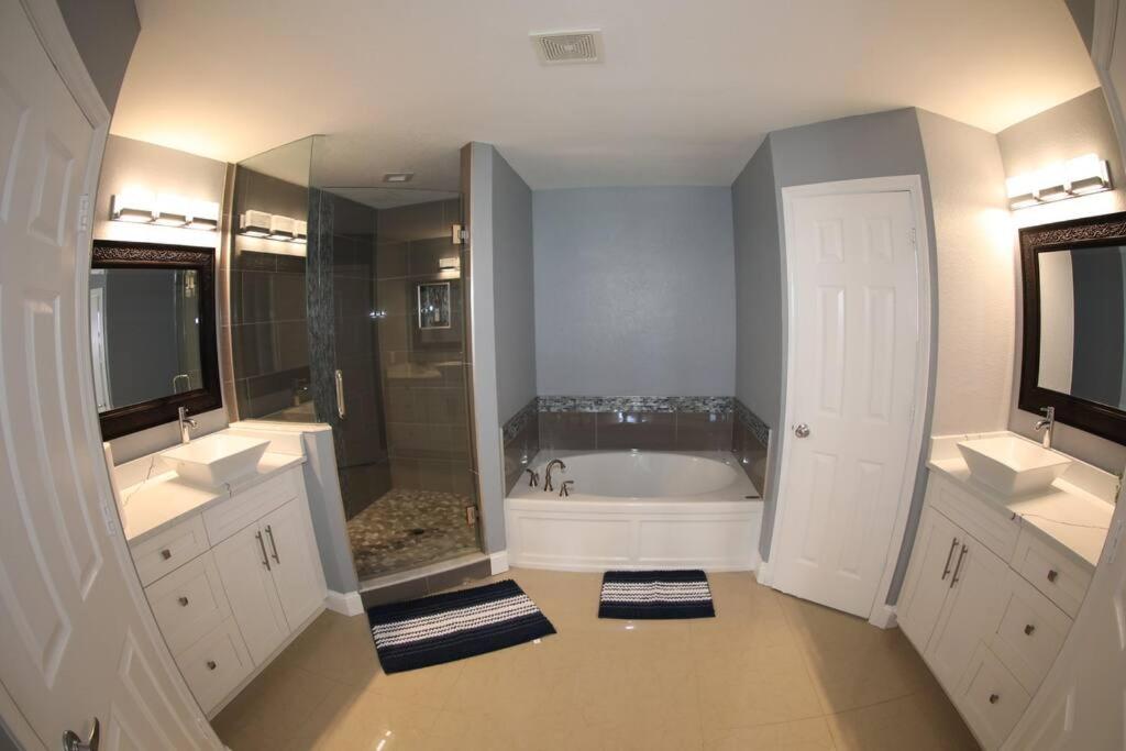 Four-Bedroom House photo 3