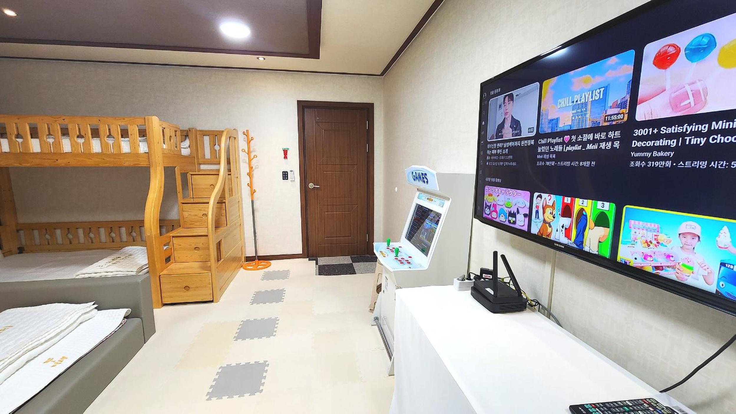 Superior Family Room photo 2