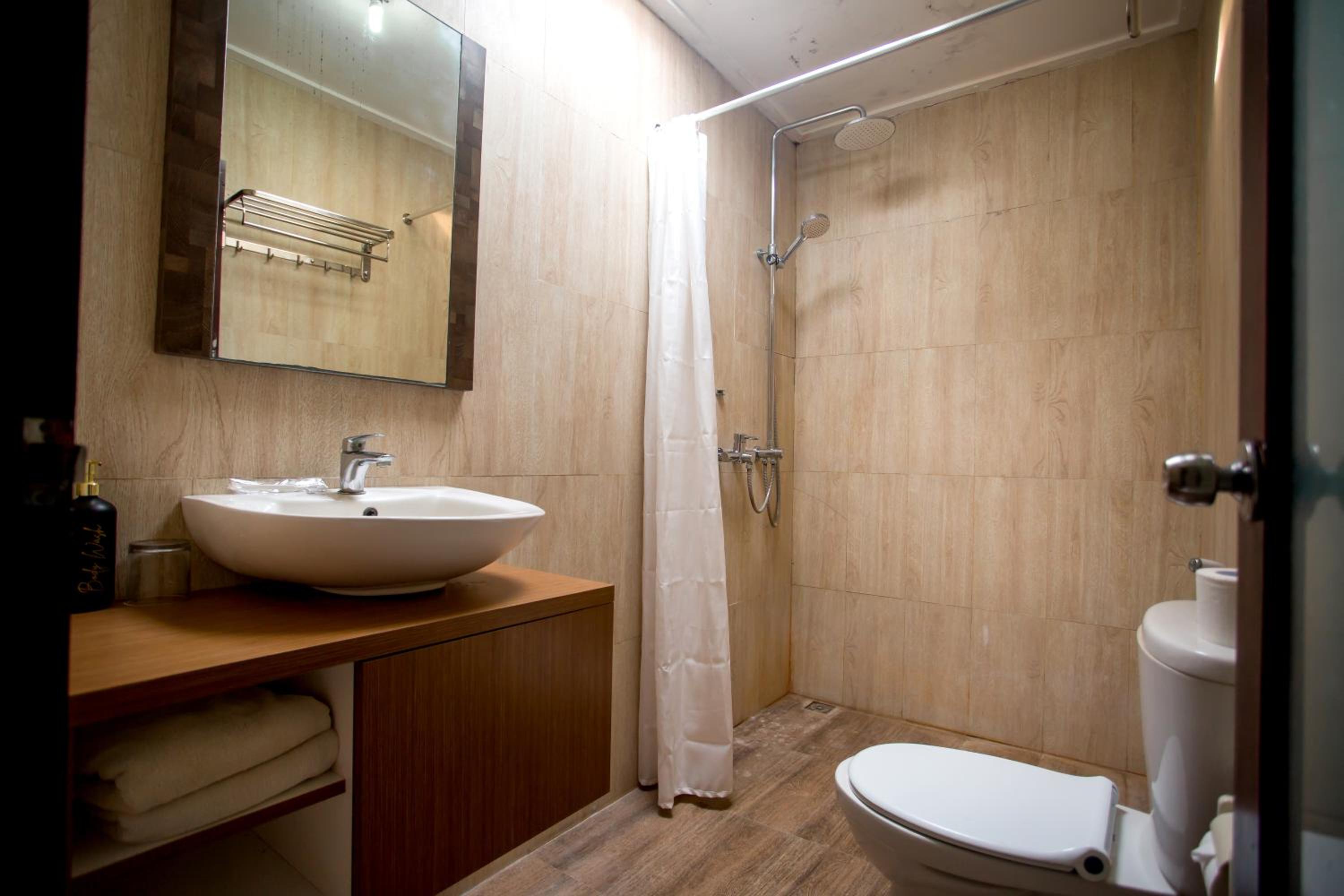 Deluxe King Room - Photo 8