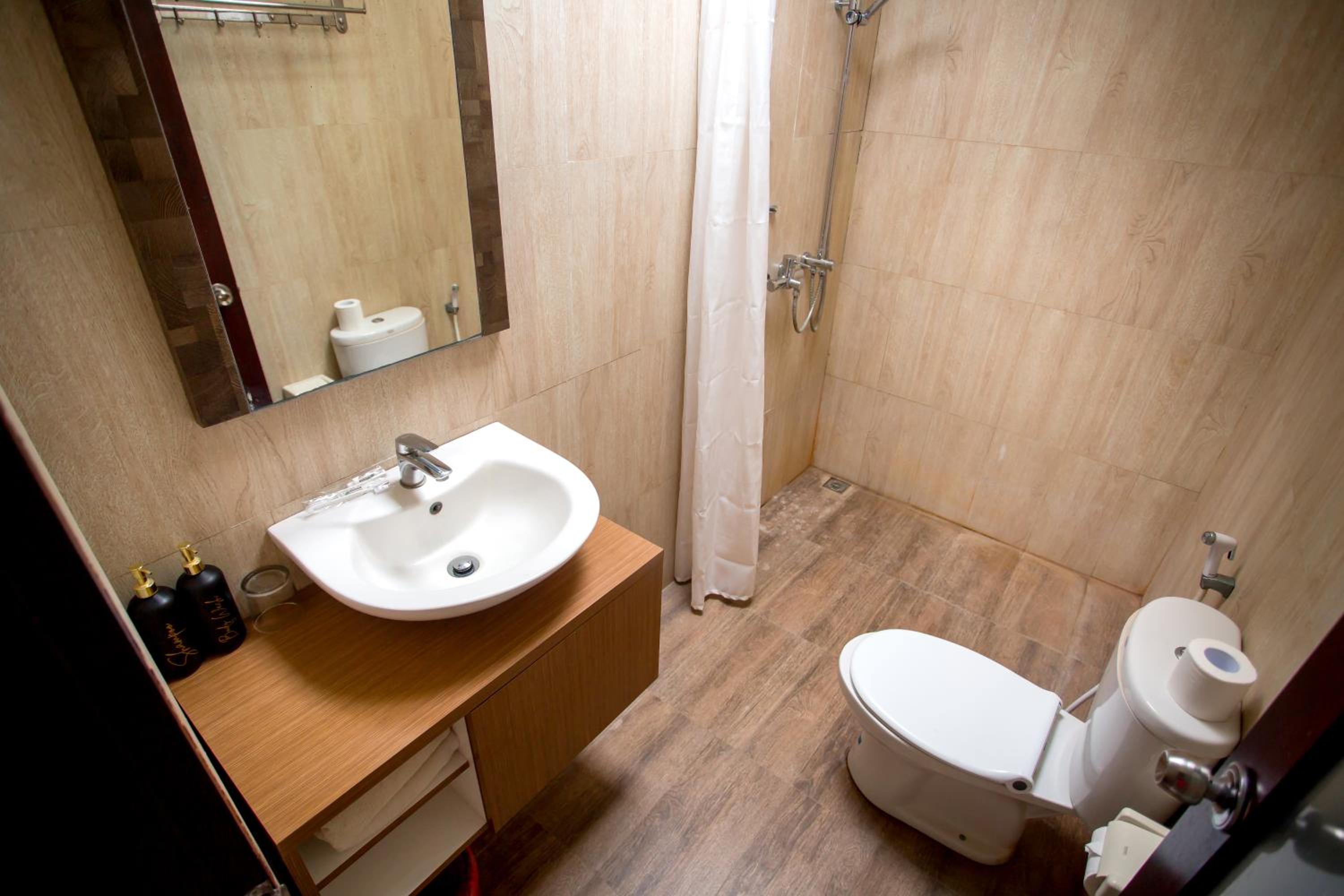 Deluxe King Room - Photo 9