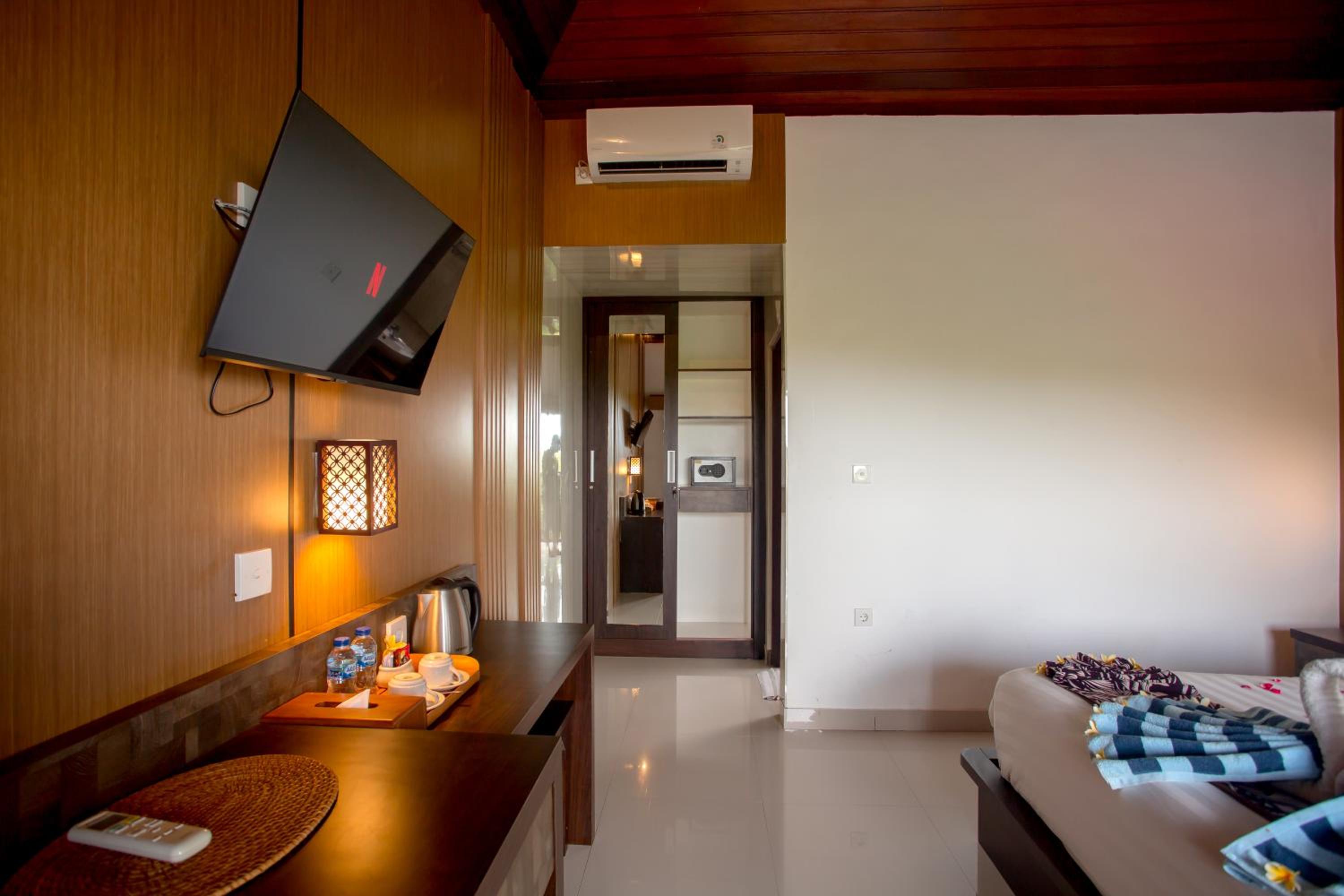 Deluxe King Room - Photo 1