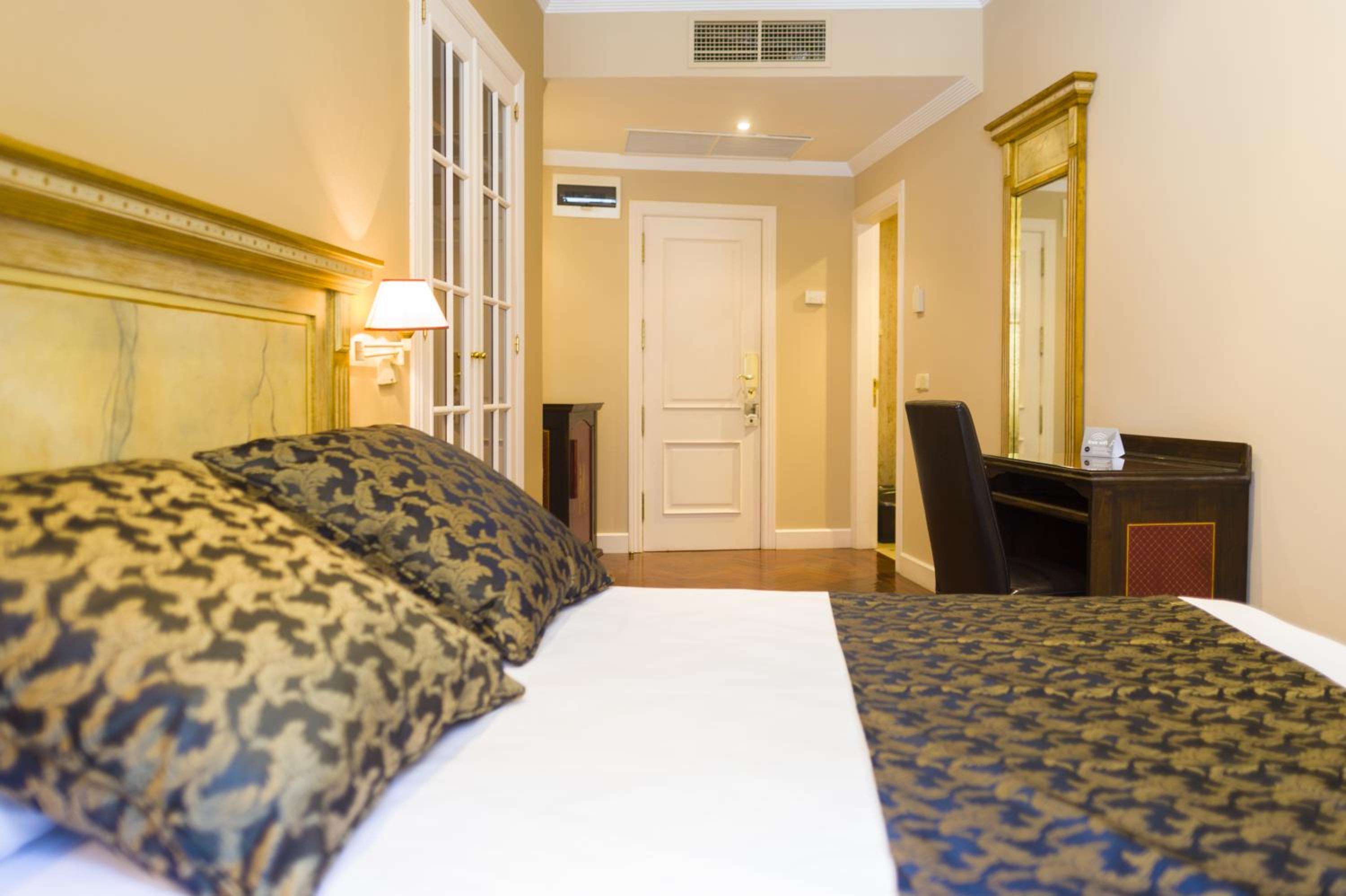 Double Room - Photo 5
