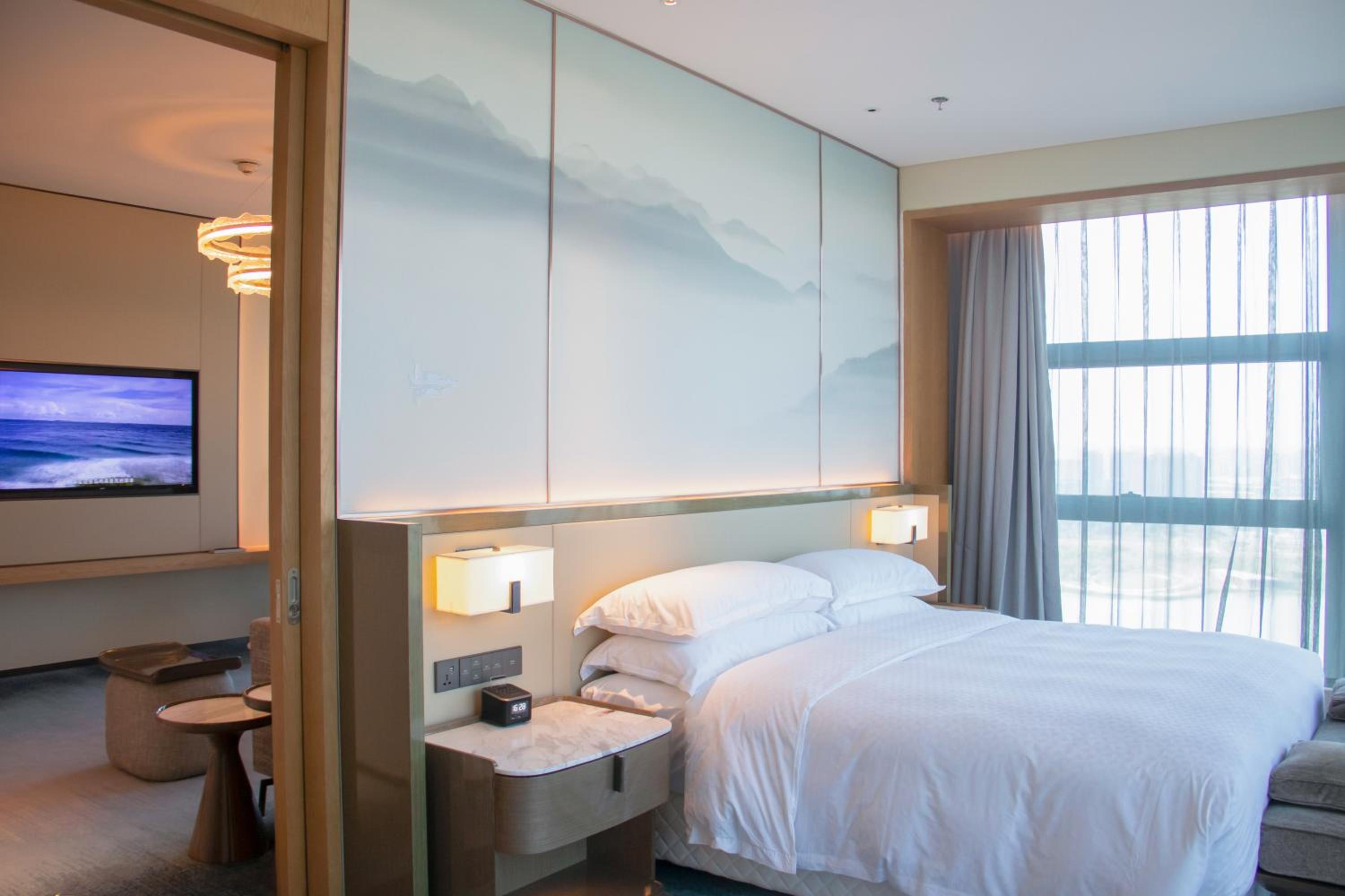 Deluxe Suite with lake view