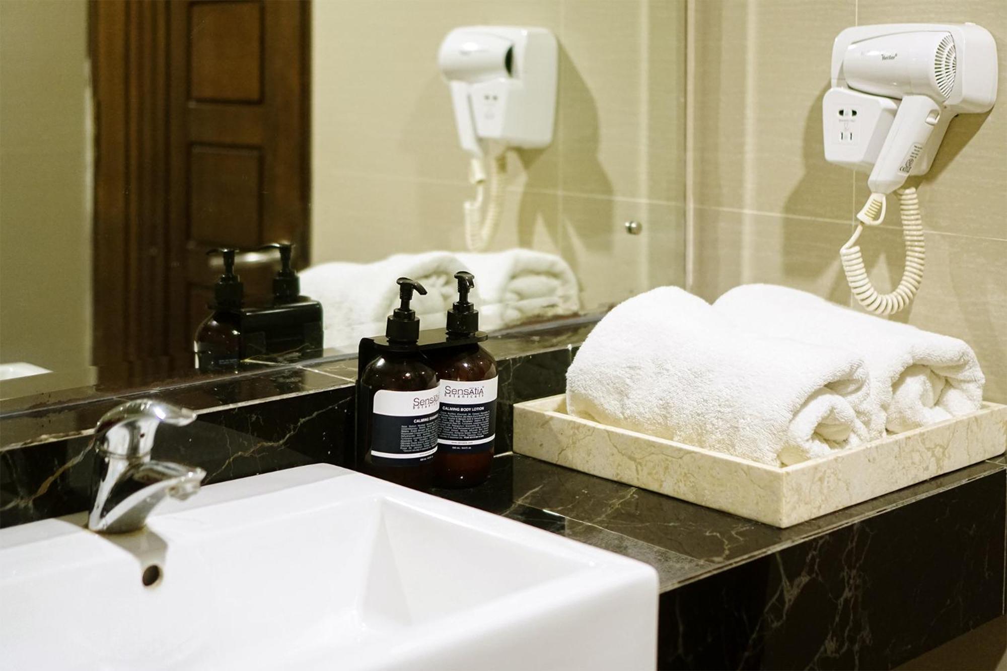 Deluxe Queen Room - Photo 2