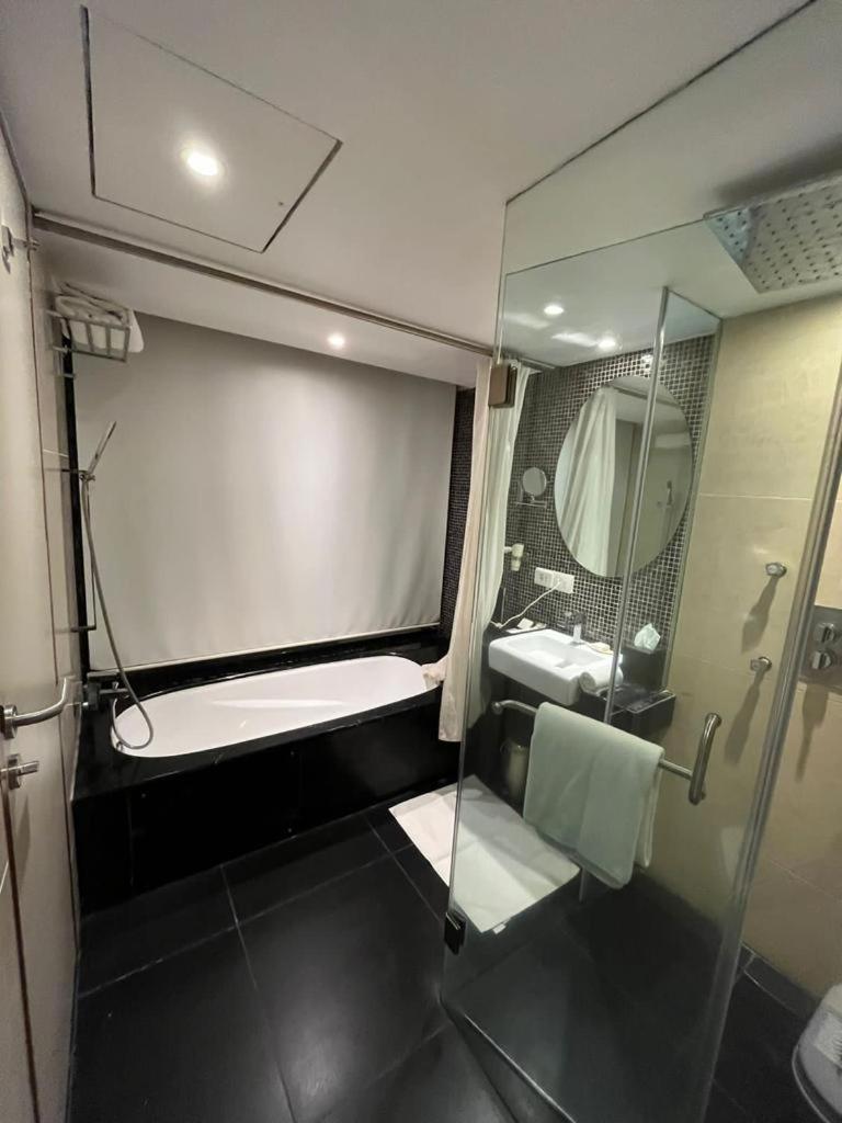 Superior Room with Bathtub & 10% Discount on Food & Soft Beverage & Laundry and 20% discount on SPA services. photo 2