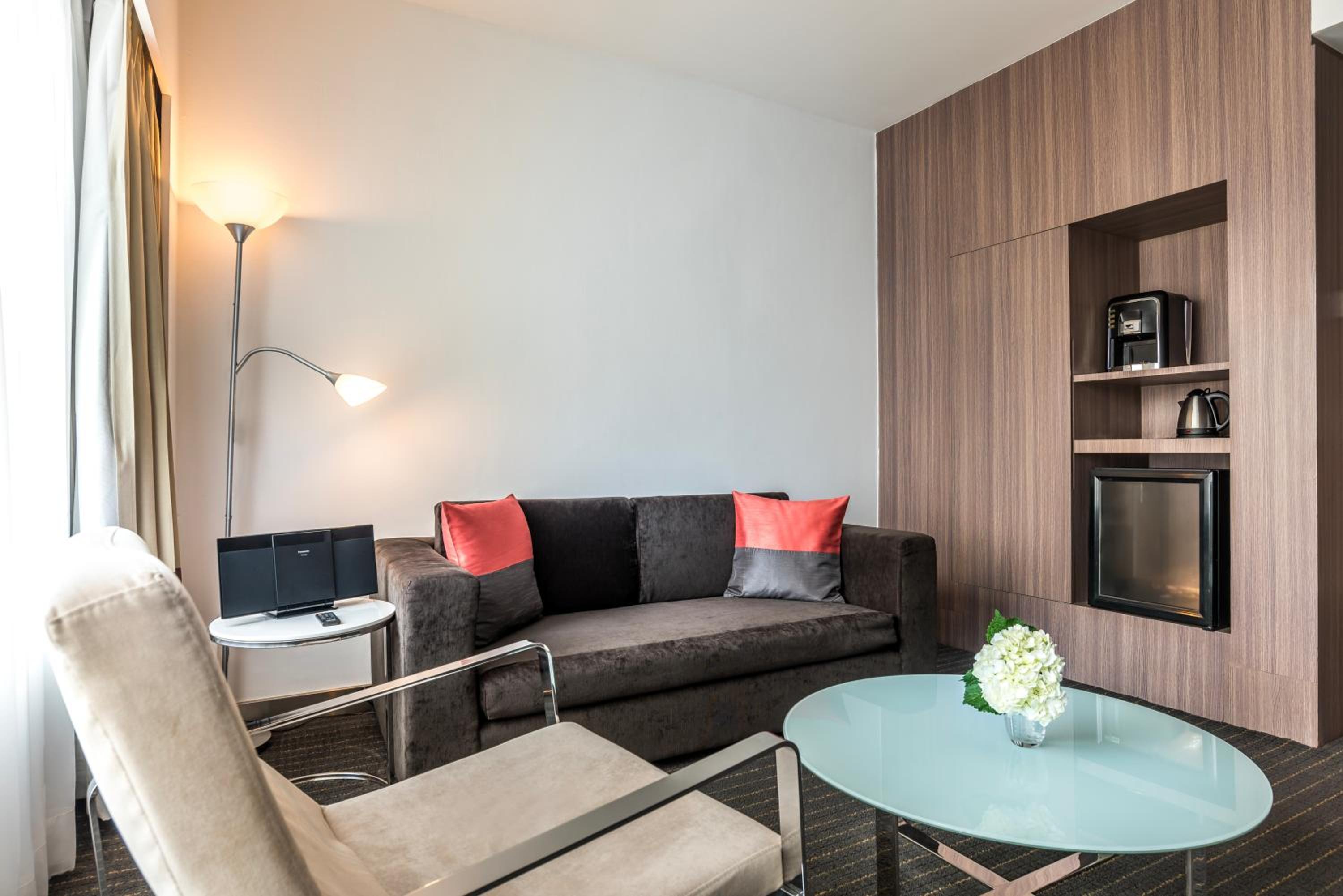 Deluxe King Suite photo 3