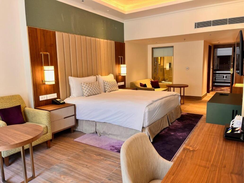 Premium King Room with Balcony photo 2