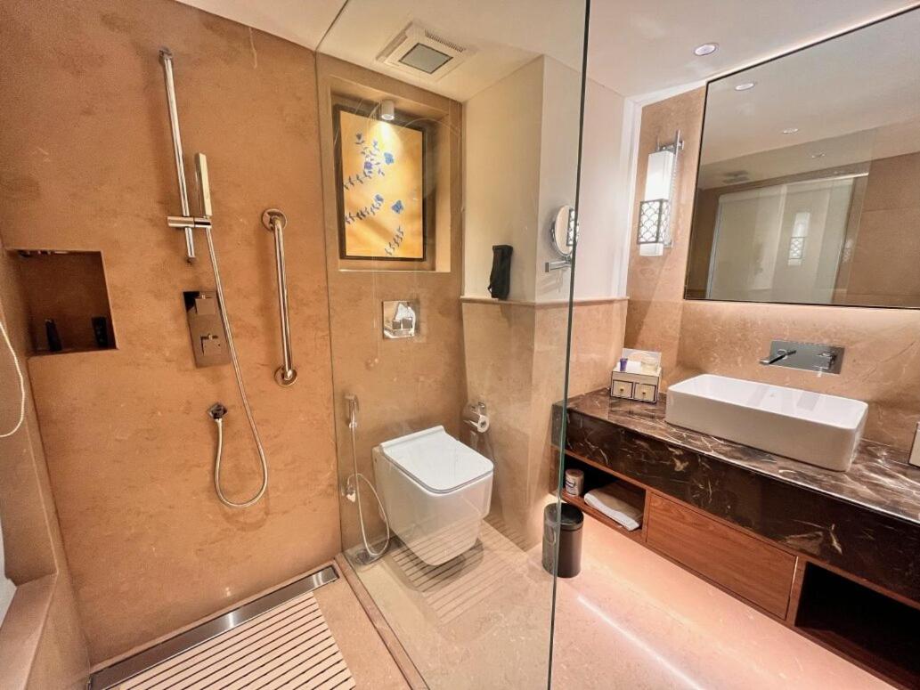 Premium King Room with Balcony photo 3
