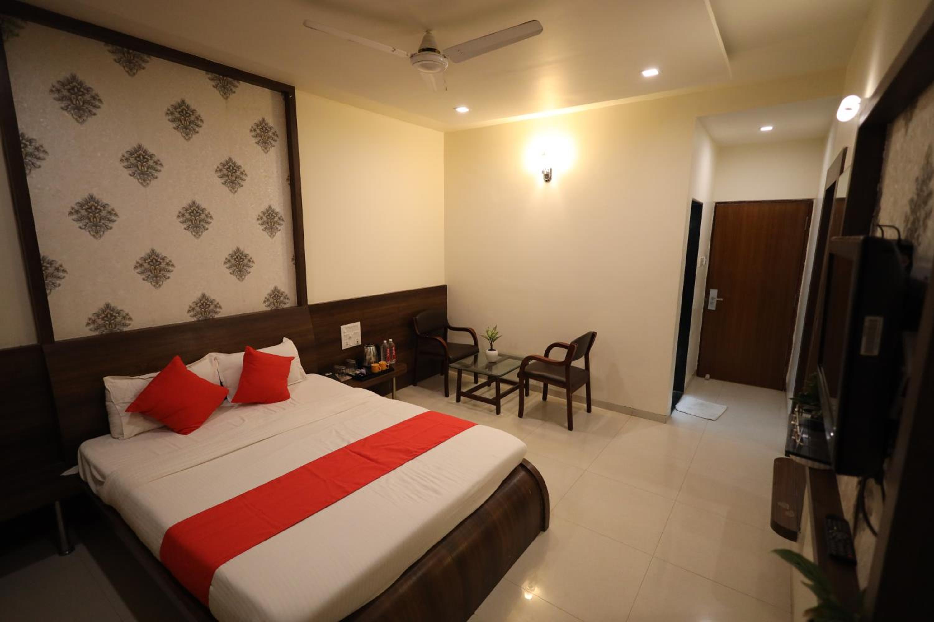 Deluxe Room - Photo 20
