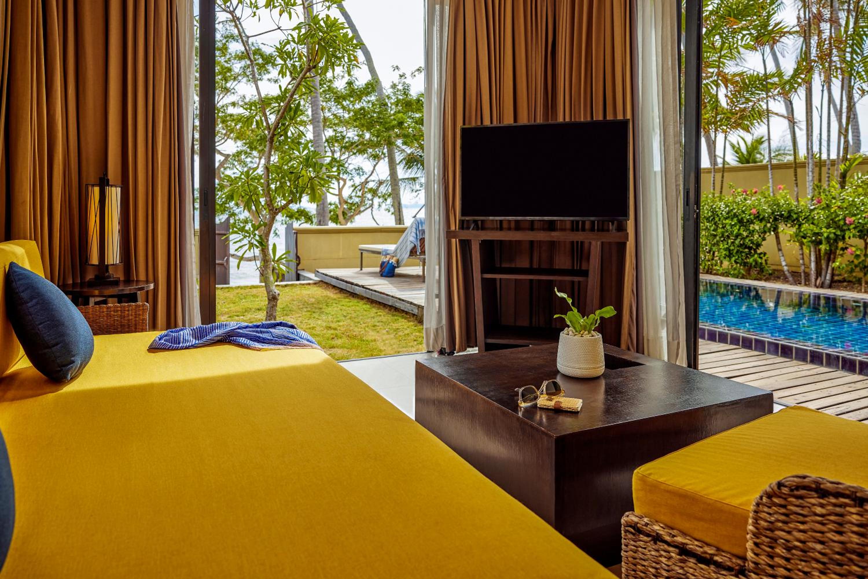 Beachfront villa with private pool - Photo 4