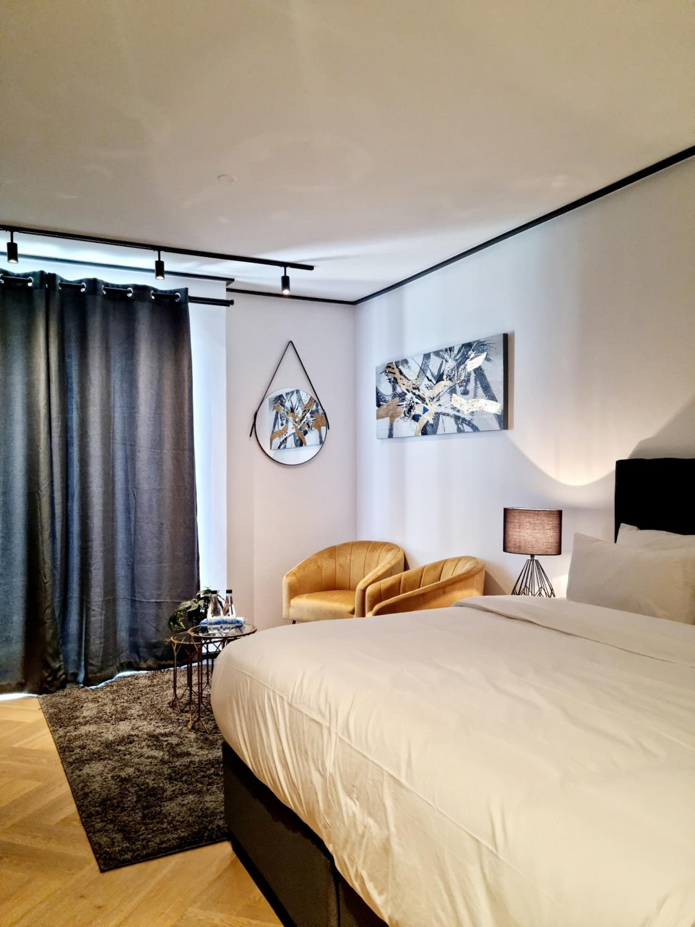 Studio Apartment - Photo 1