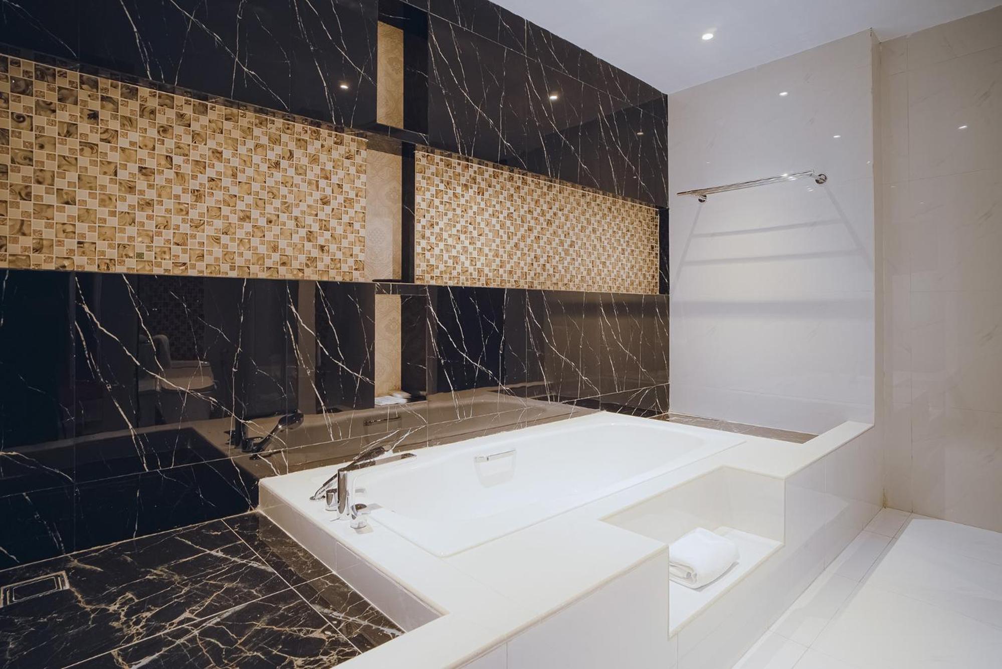 King Suite - Photo 2