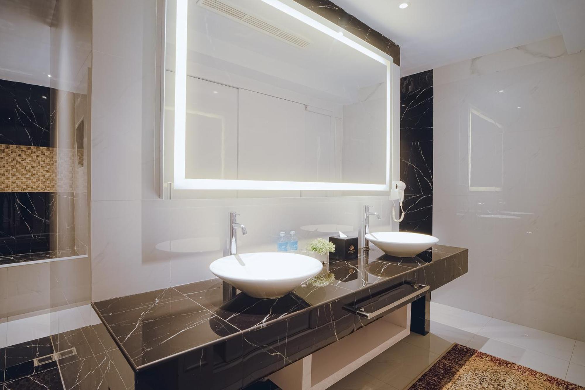King Suite - Photo 8