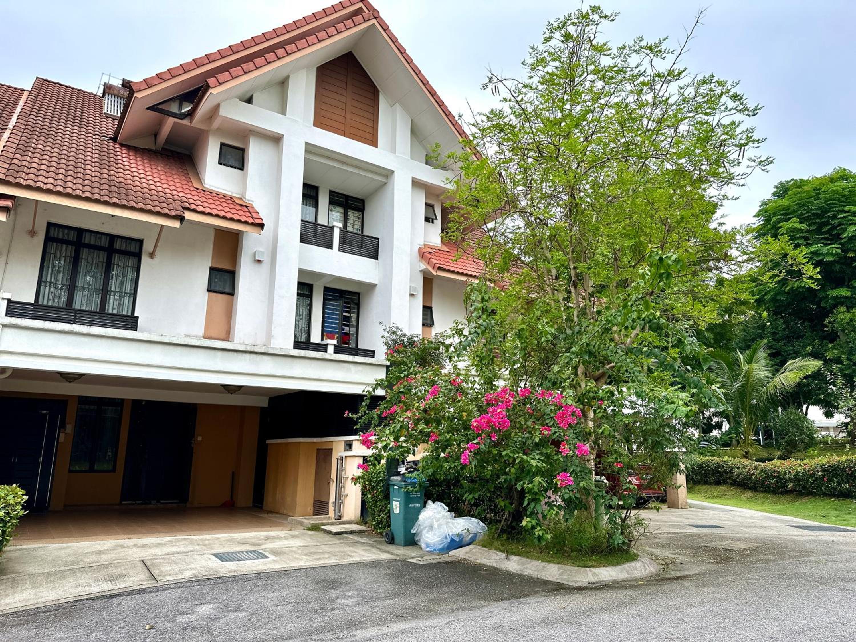 Five-Bedroom House photo 1
