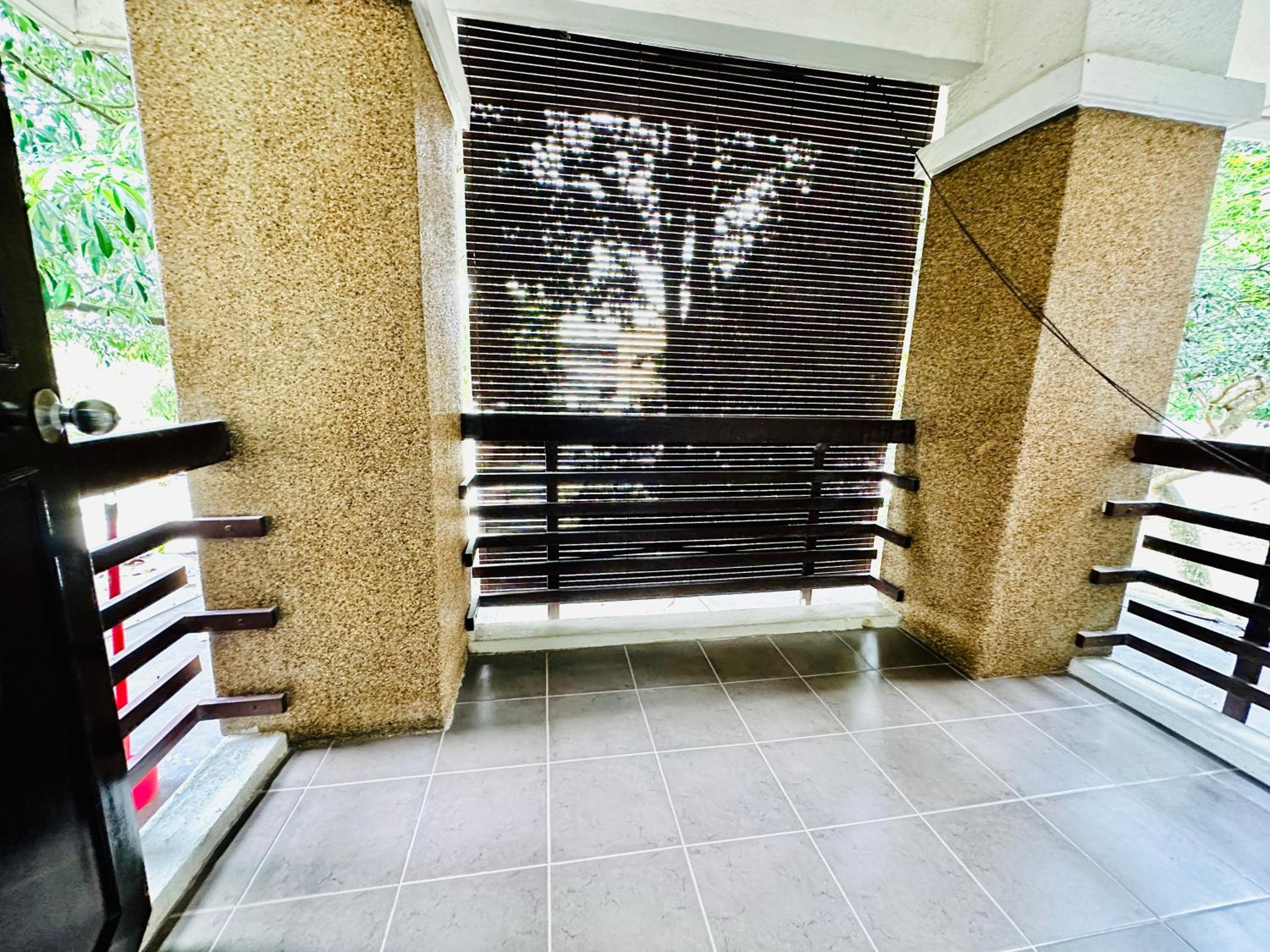 Five-Bedroom House photo 3