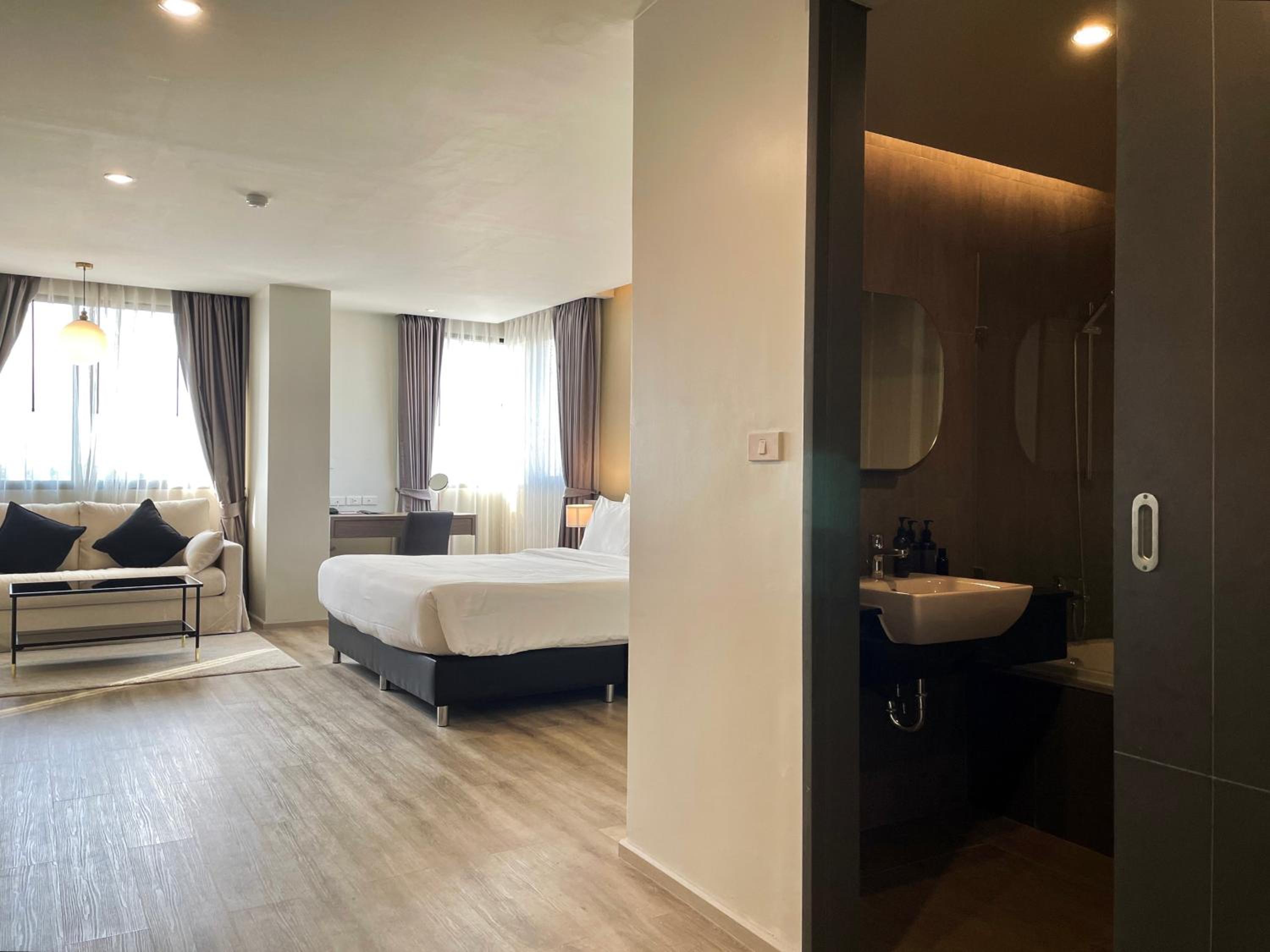Corner Suites - Photo 13