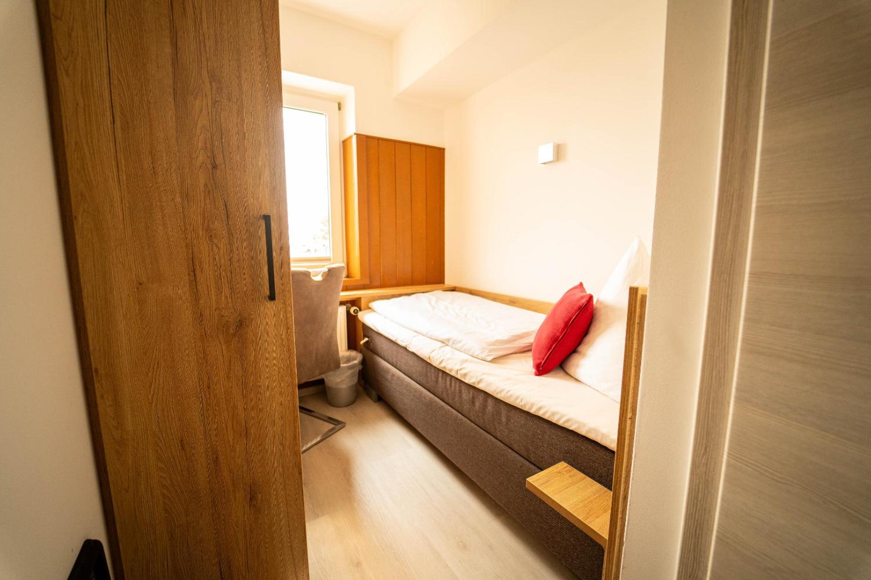 Single Room with Private Bathroom photo 1