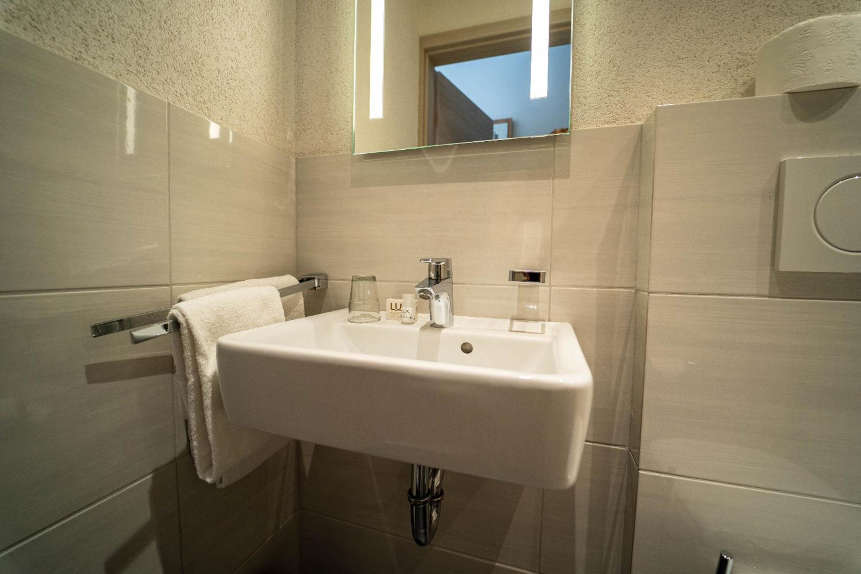 Single Room with Private Bathroom photo 2