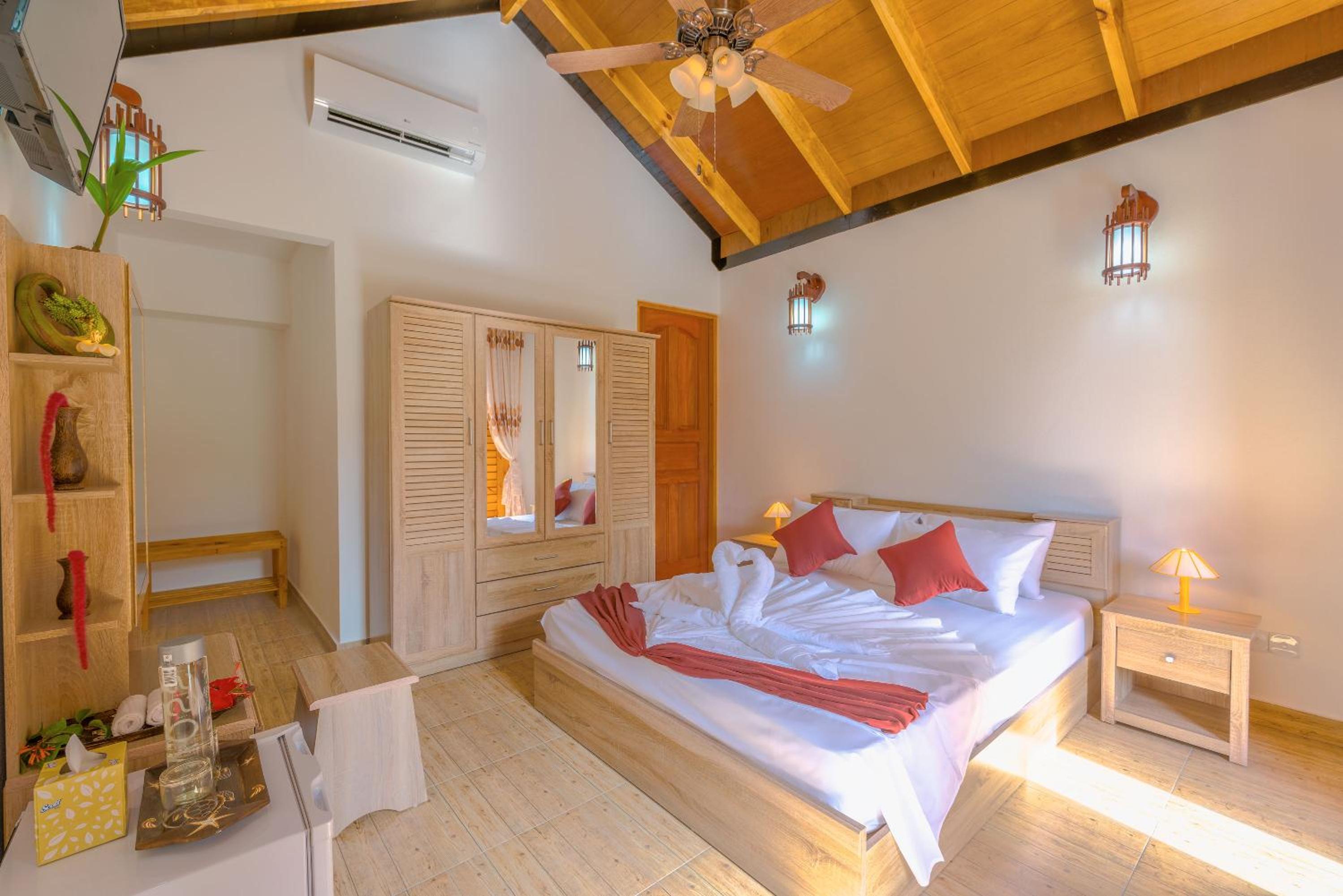 Deluxe Double Room with Balcony photo 3