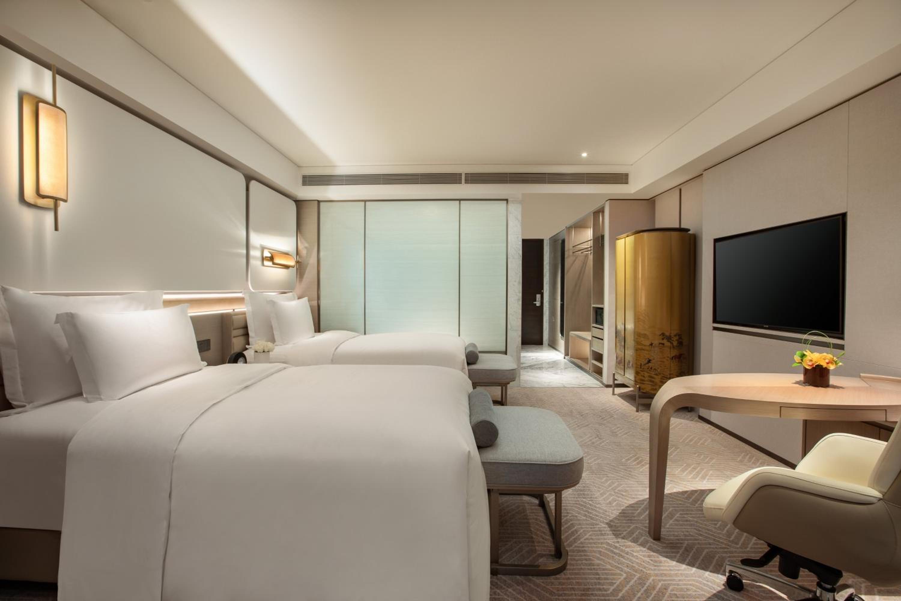 Classic Twin Room with City View - Photo 1