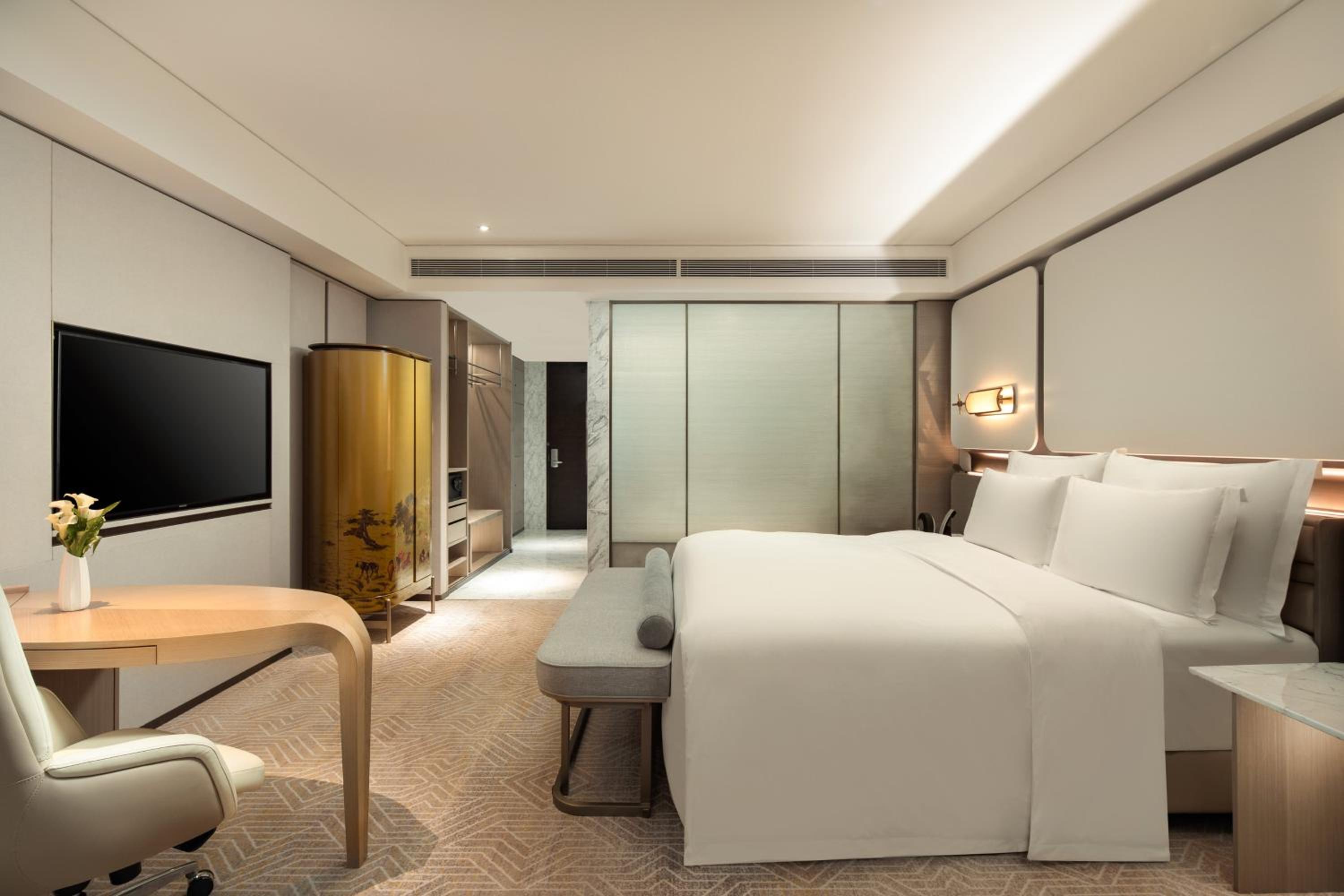 Classic King Room with City View - Photo 1