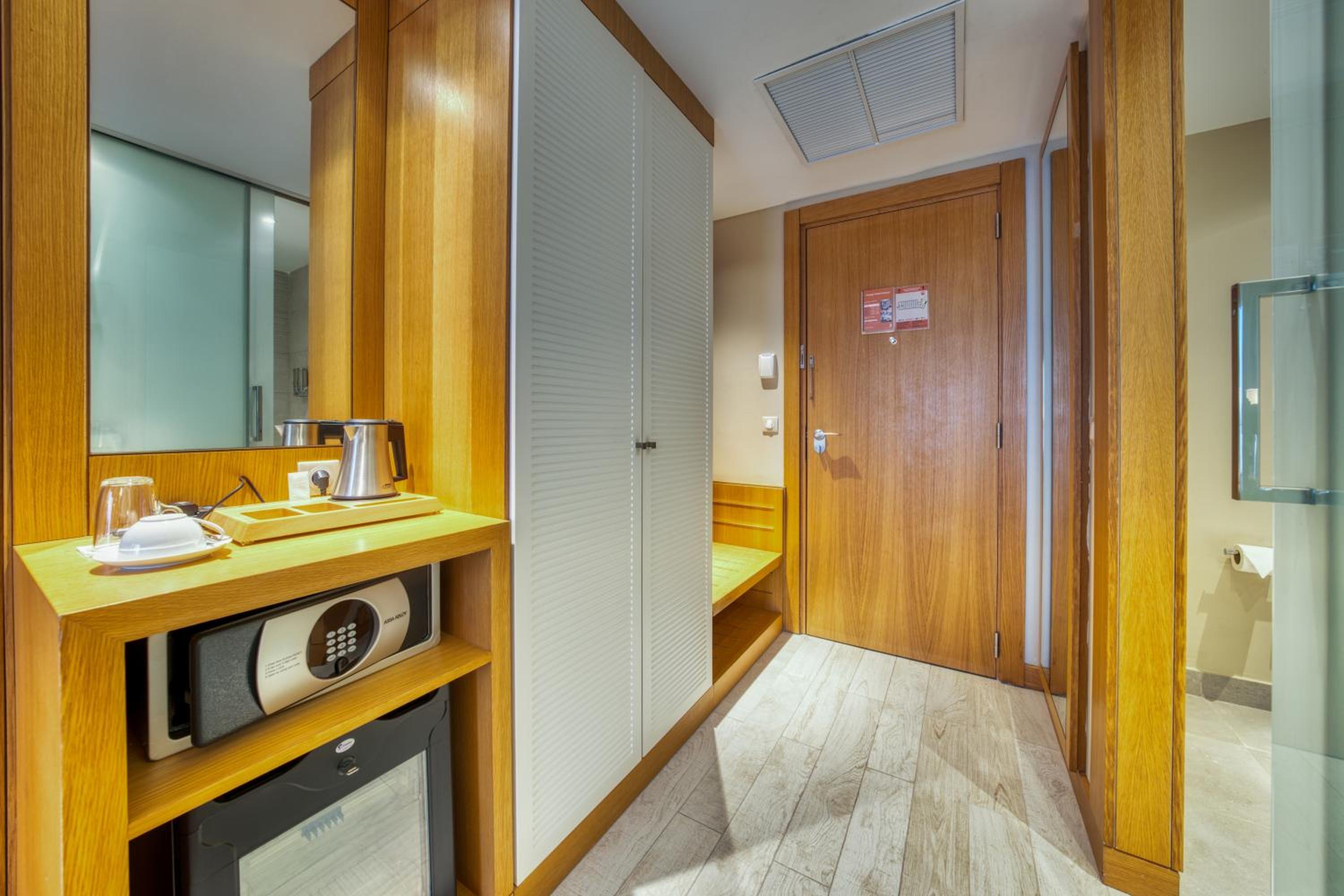 Deluxe Double Room with Balcony photo 3
