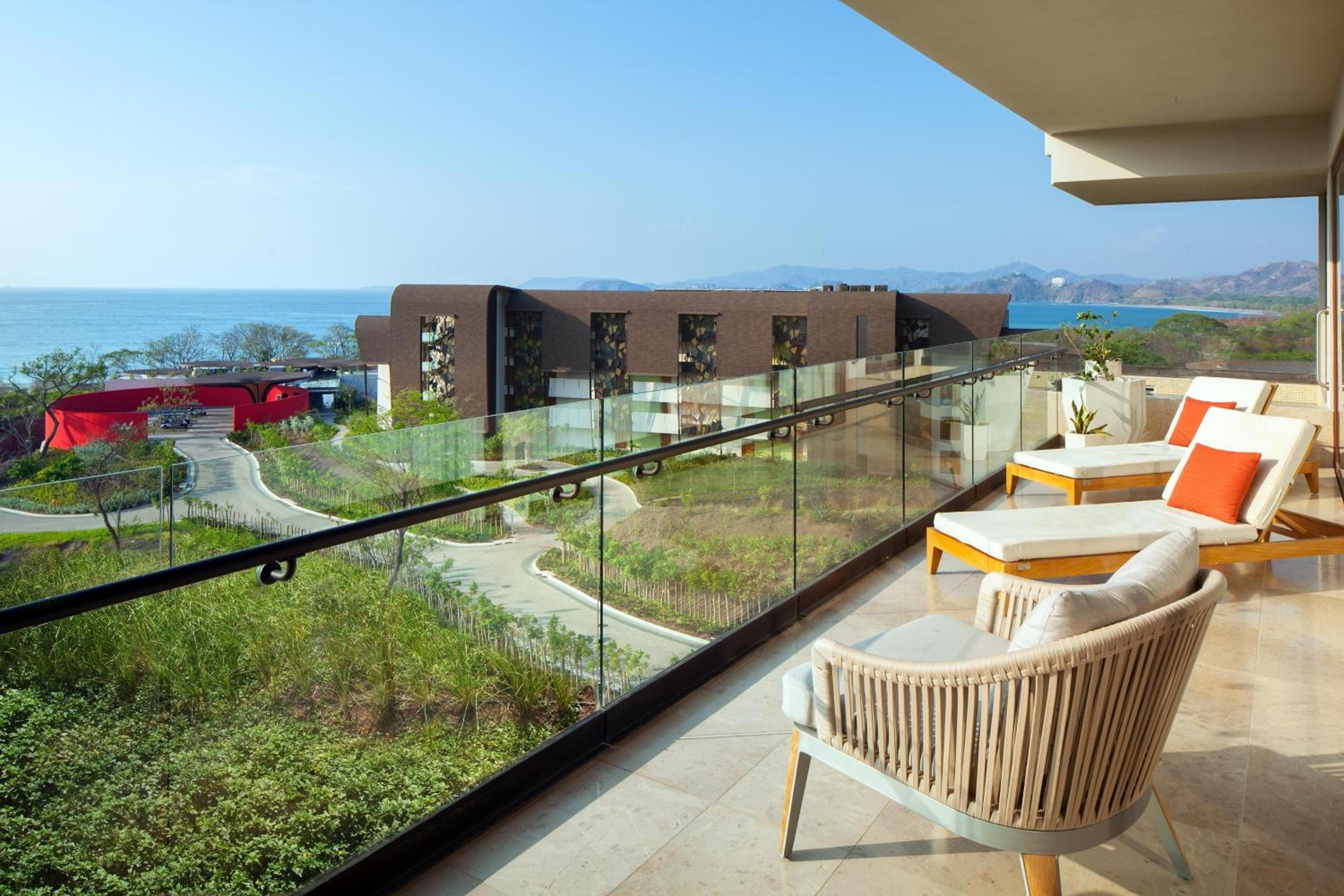 One-Bedroom Premier King Suite with Balcony and Ocean View photo 3