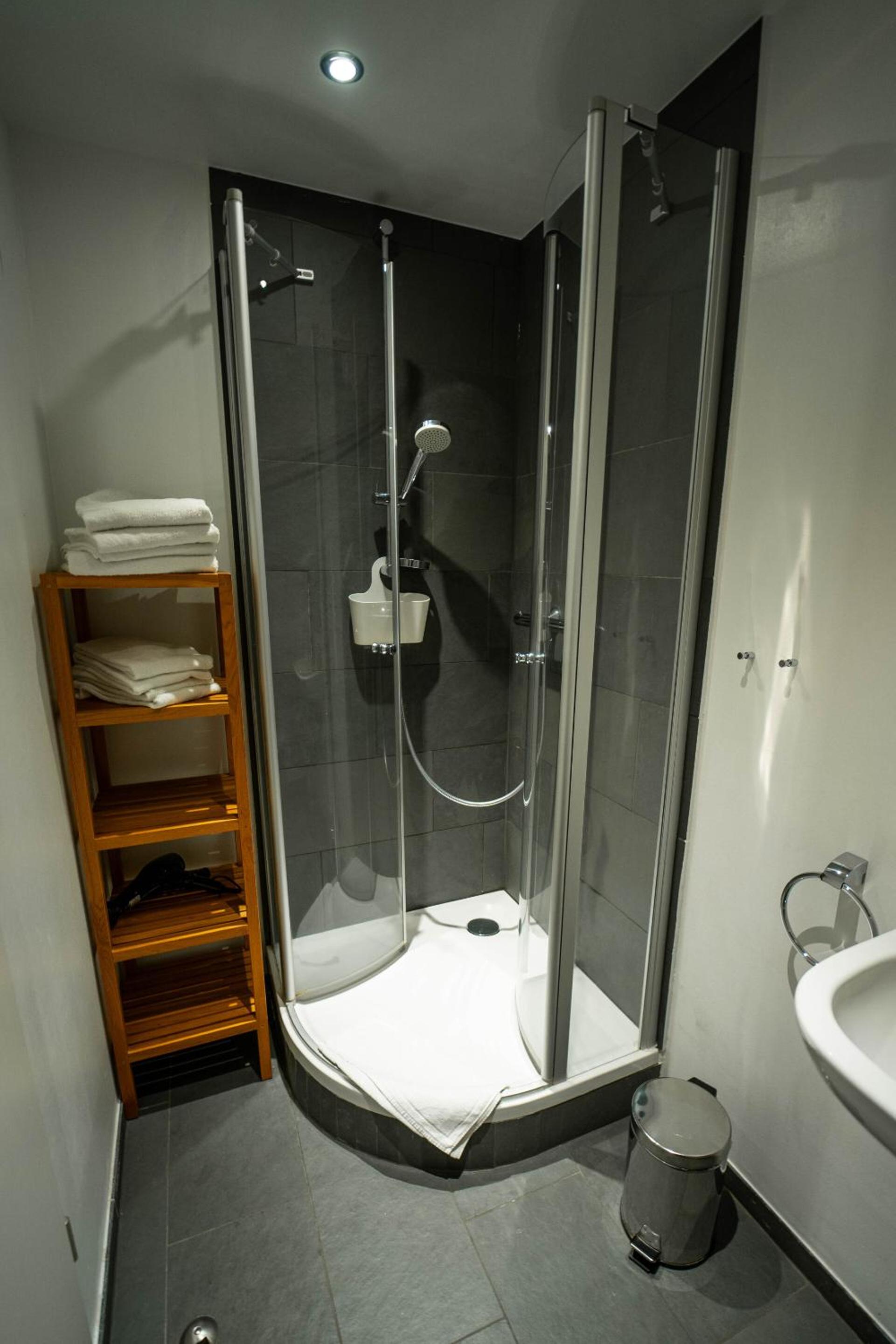 Quadruple Room with Shower - Photo 4