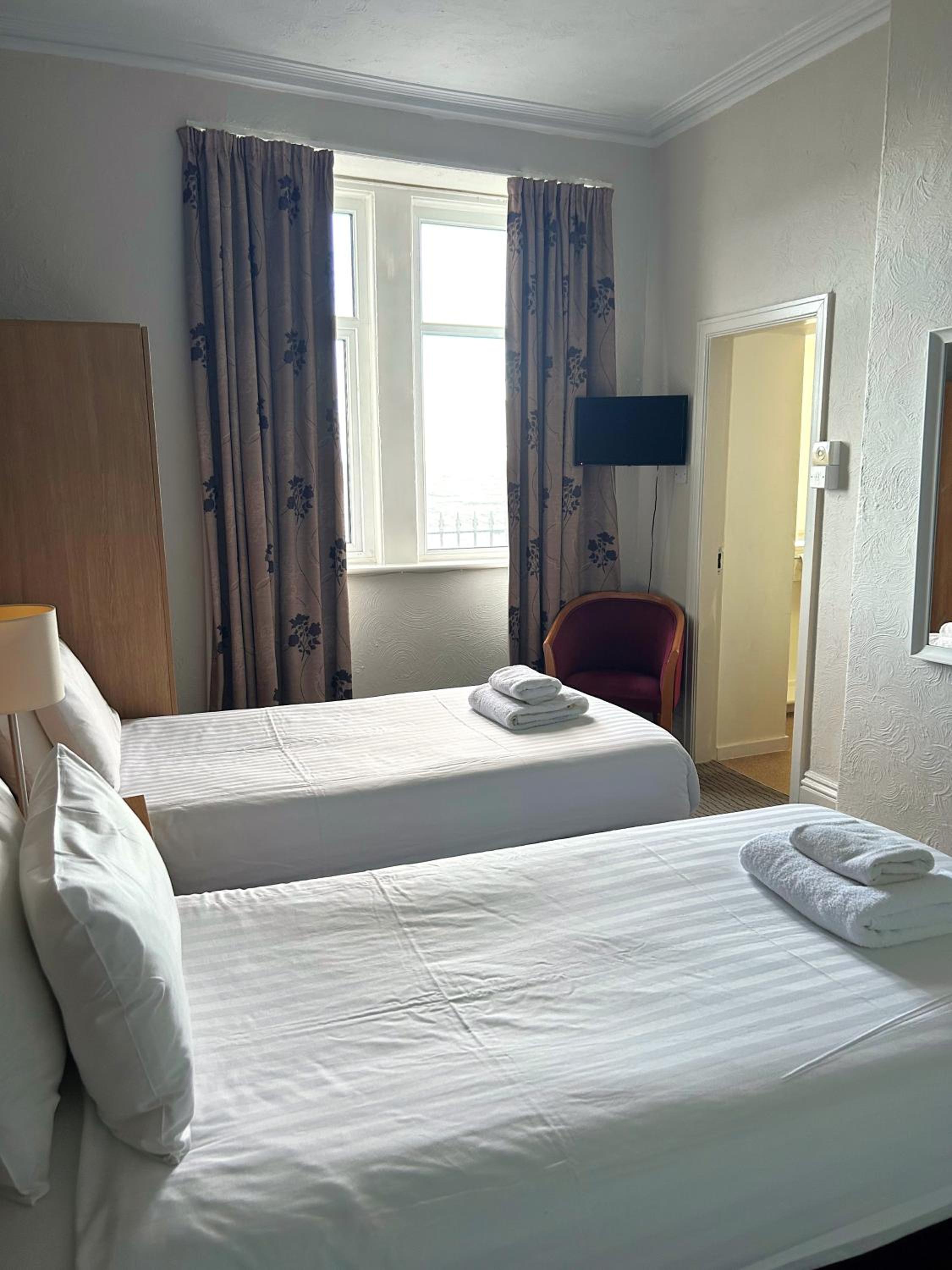 Twin Room - Photo 3
