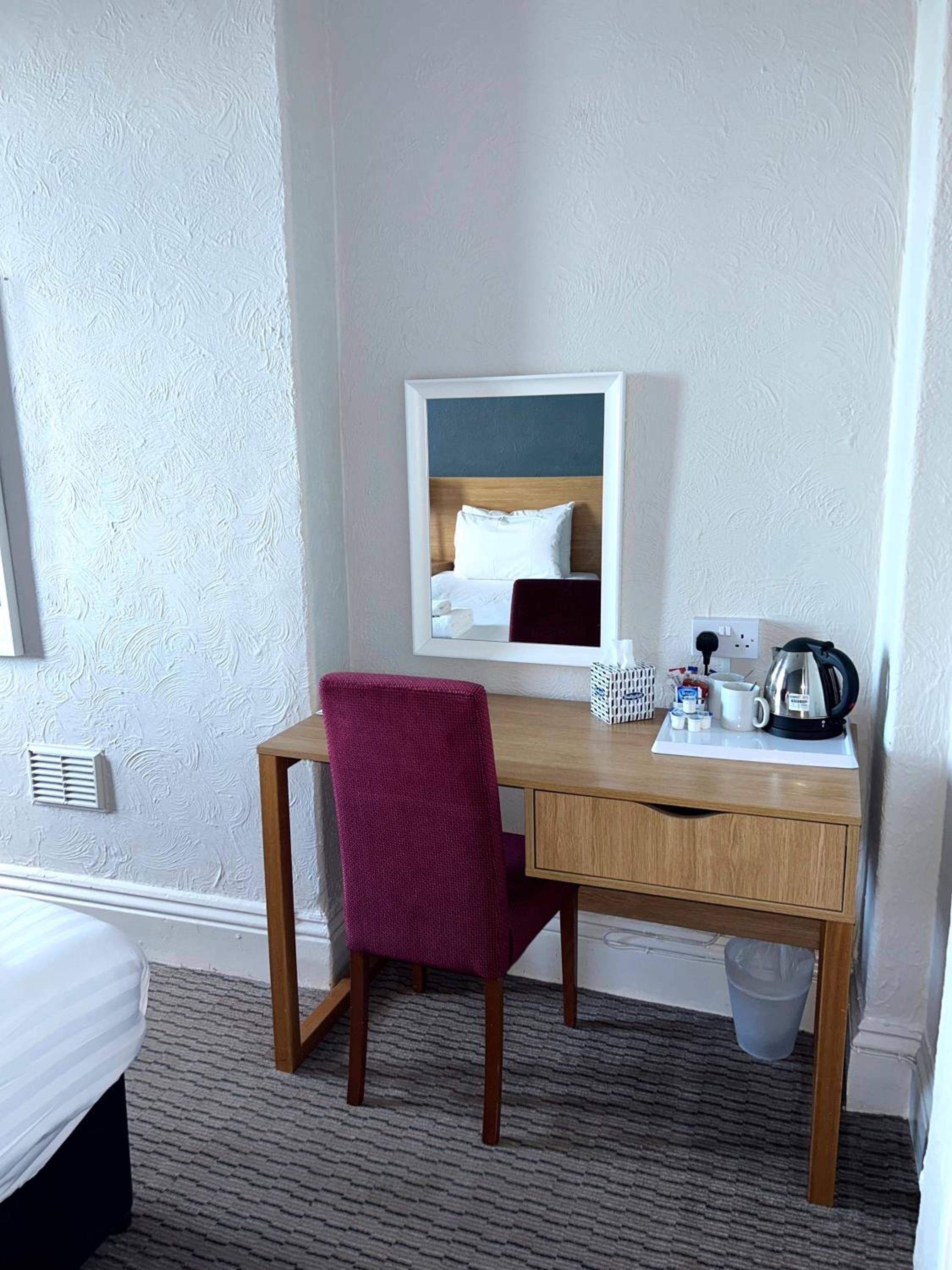 Twin Room - Photo 5