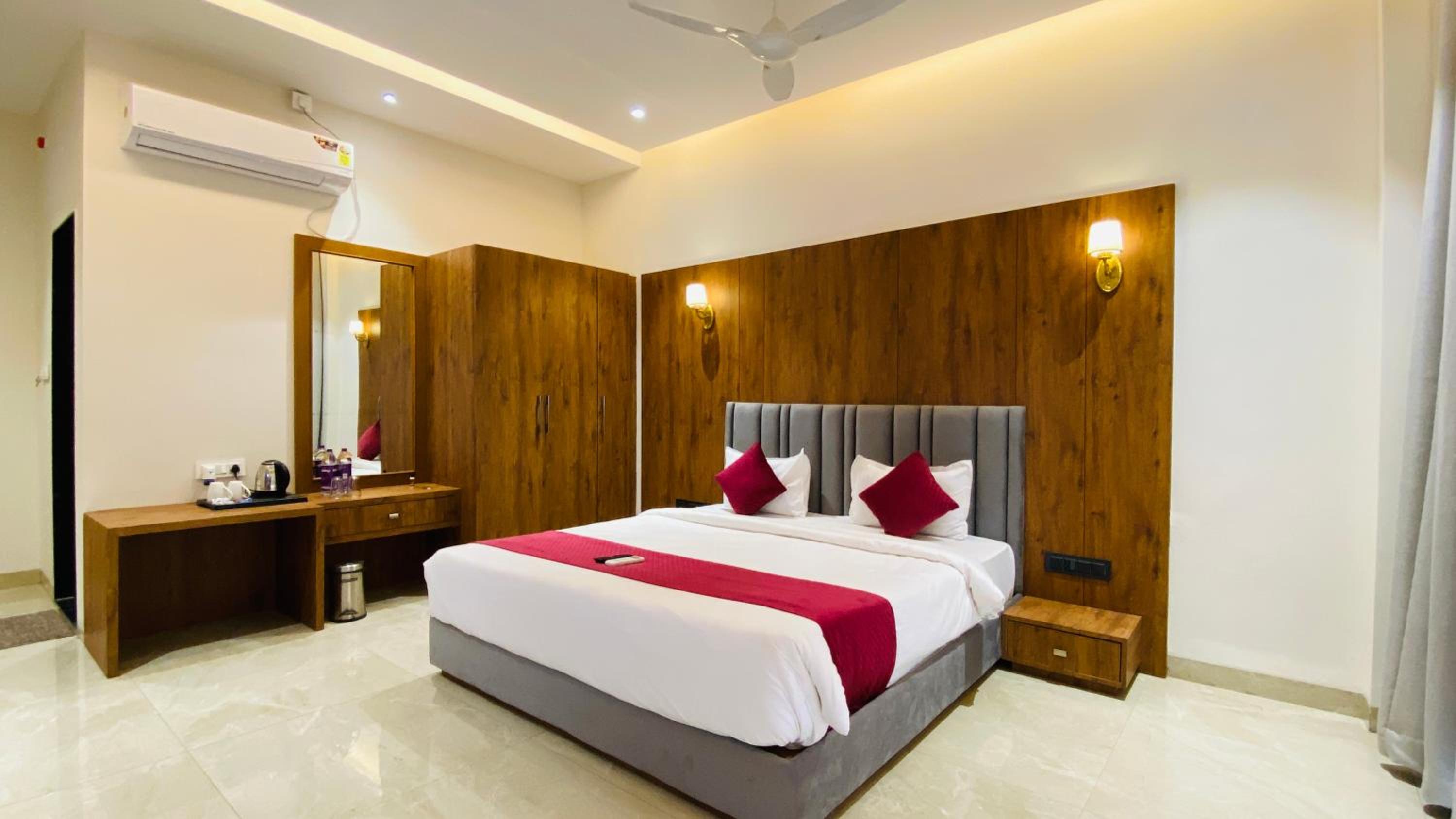 Super Deluxe Room with Balcony photo 1