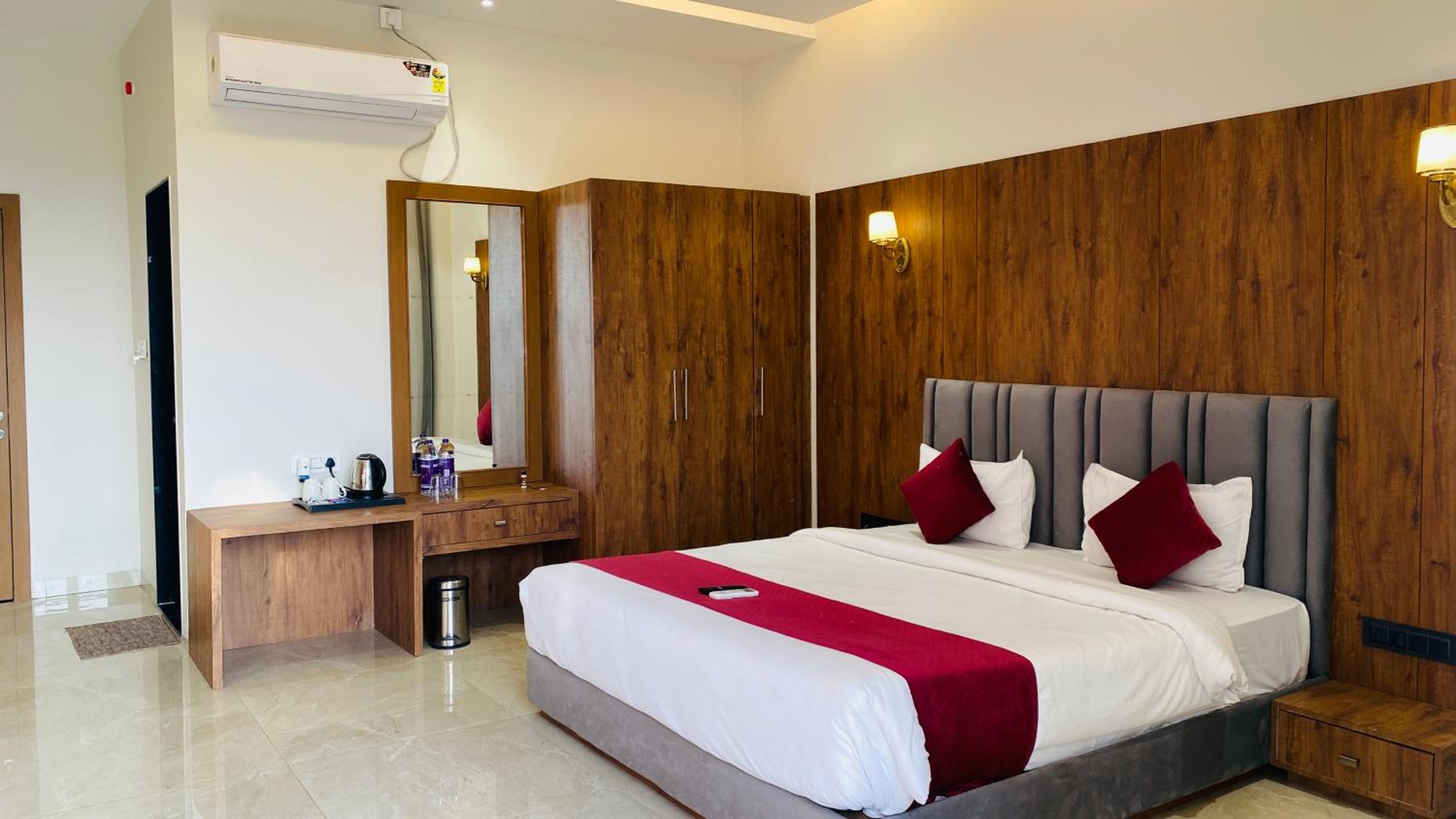 Super Deluxe Room with Balcony photo 2