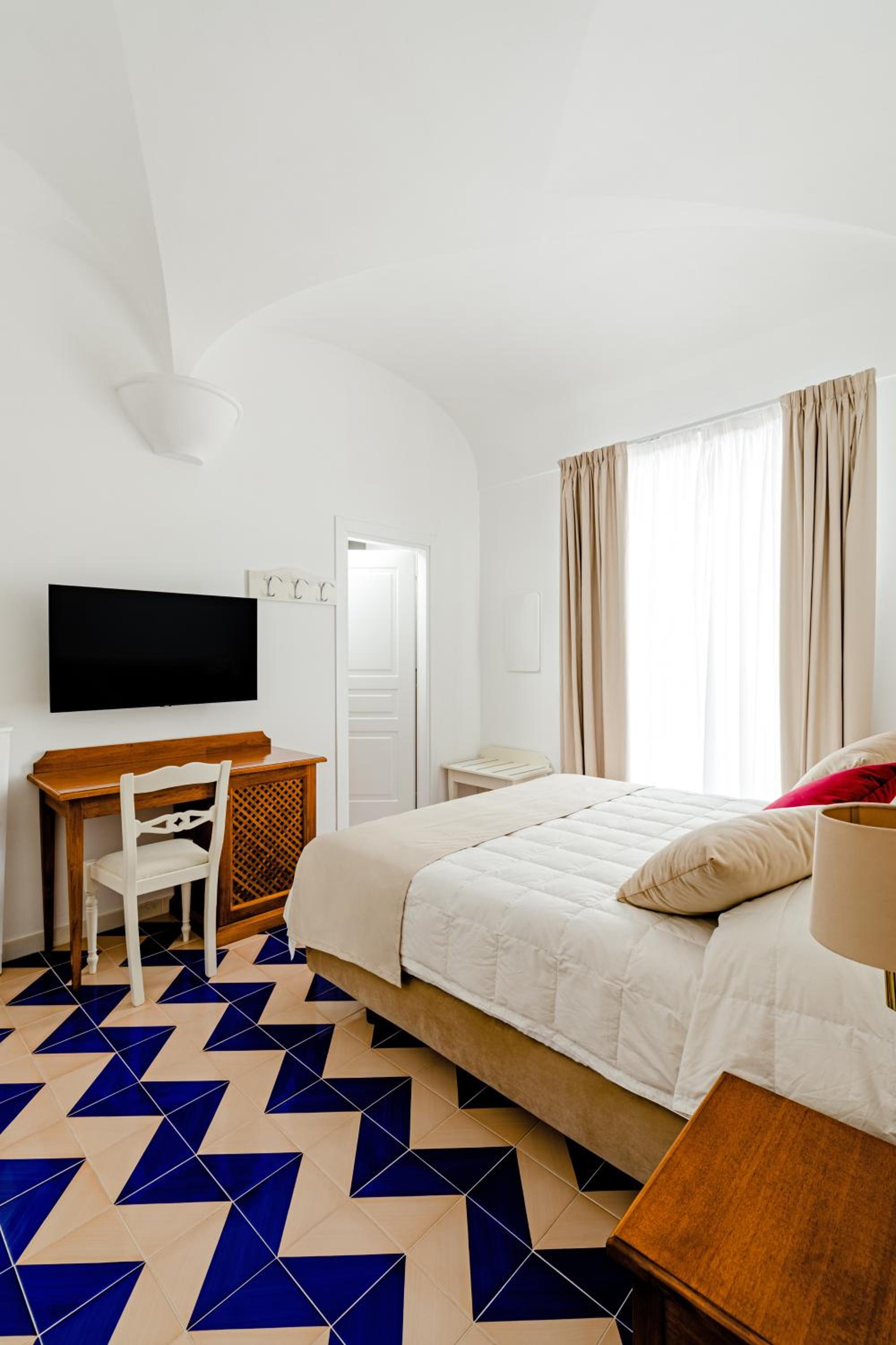 Deluxe Double Room with Balcony - Photo 8
