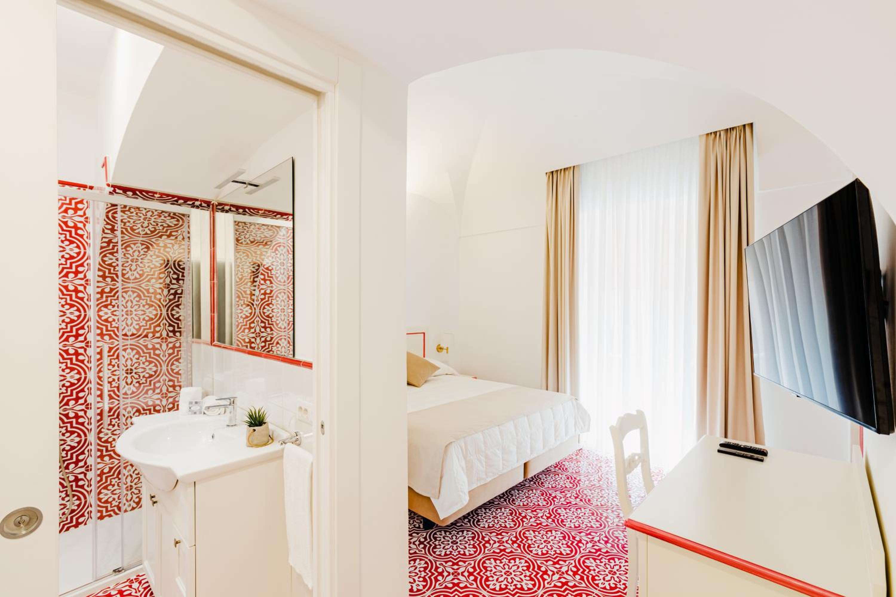 Deluxe Double Room with Balcony - Photo 1