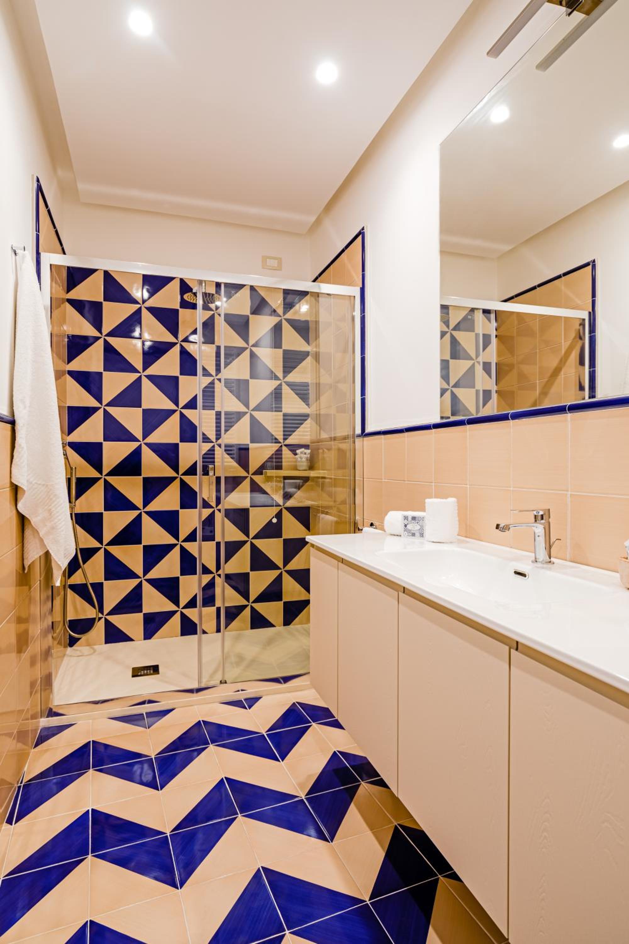 Deluxe Double Room with Balcony - Photo 6