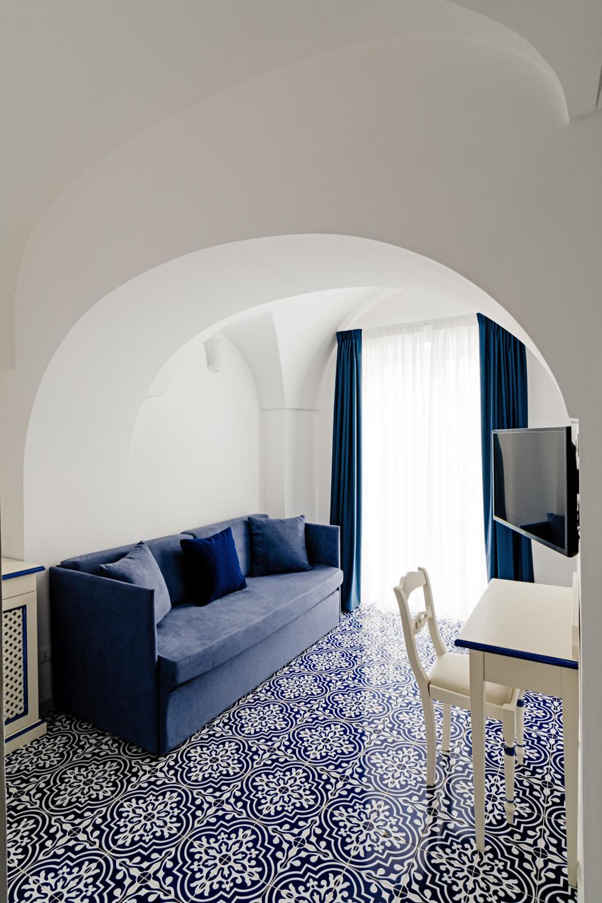 Superior Family Room - Photo 3