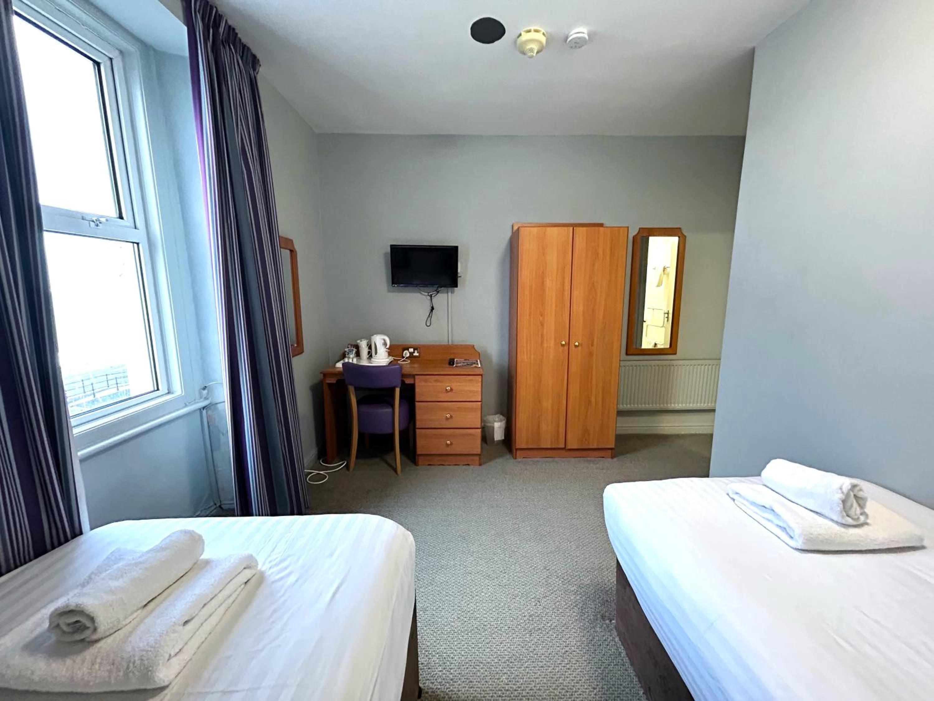 Twin Room with Sea View - Photo 3