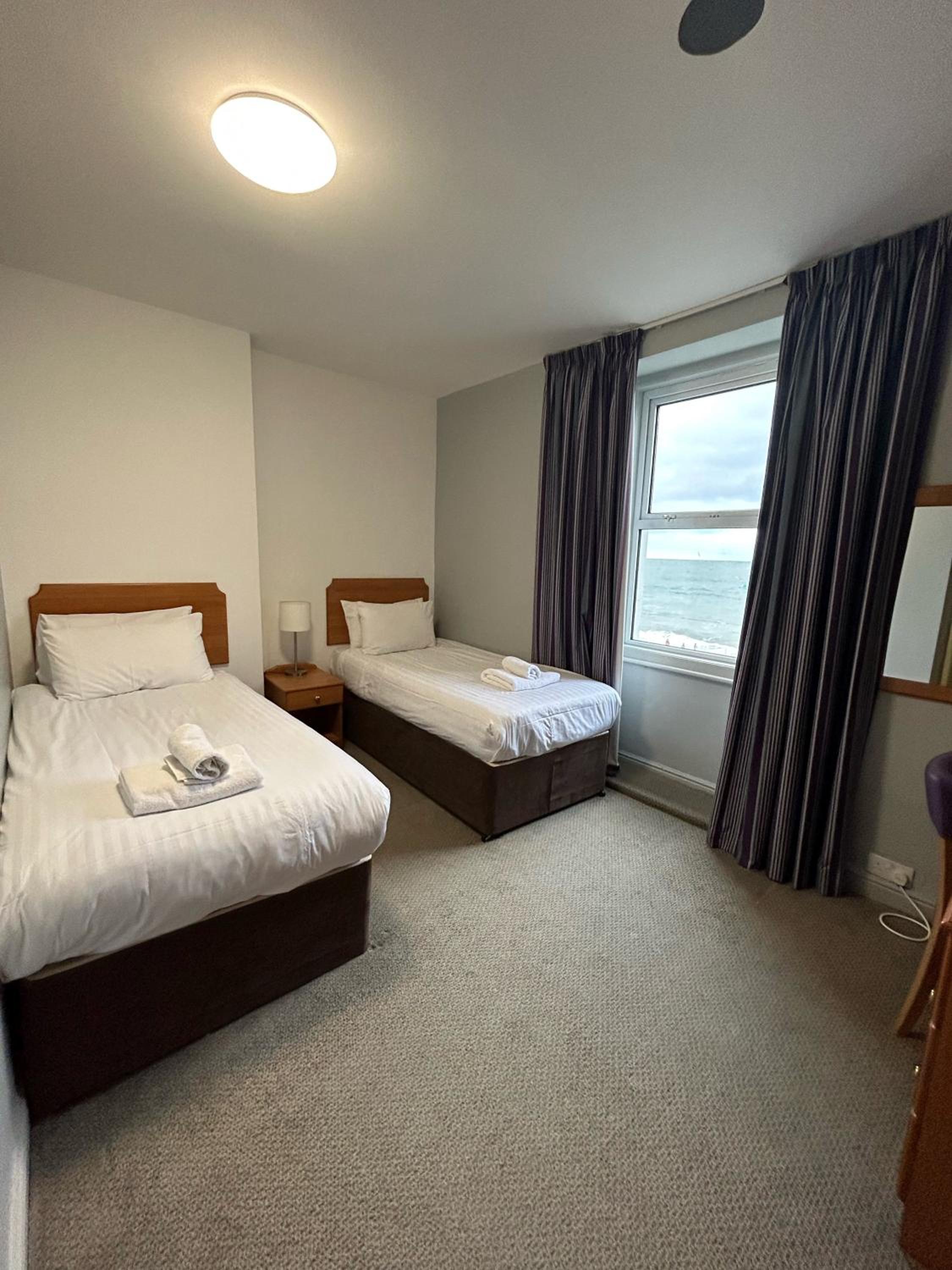Twin Room with Sea View - Photo 4