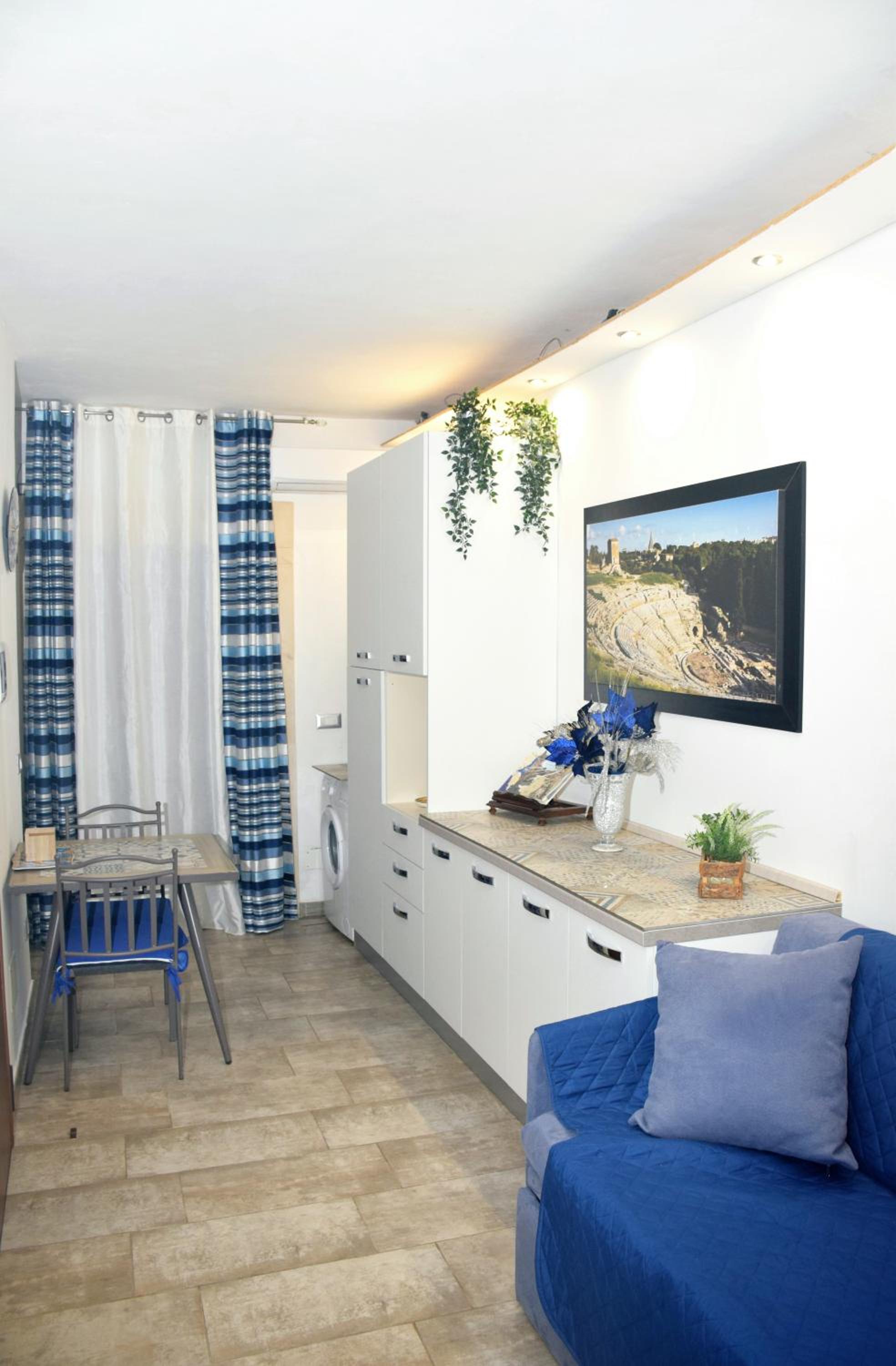 Apartment with Balcony - Photo 8