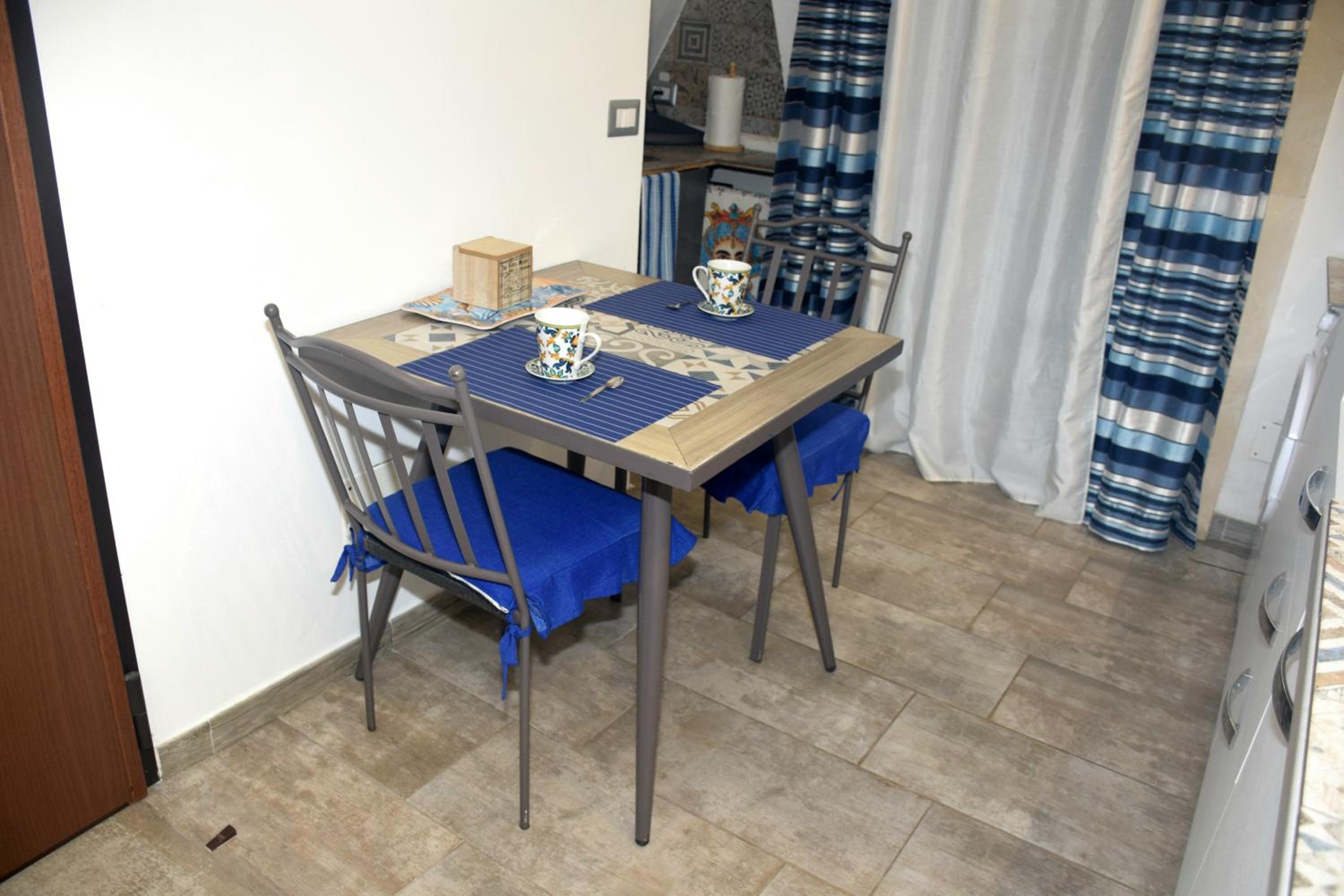 Apartment with Balcony - Photo 6