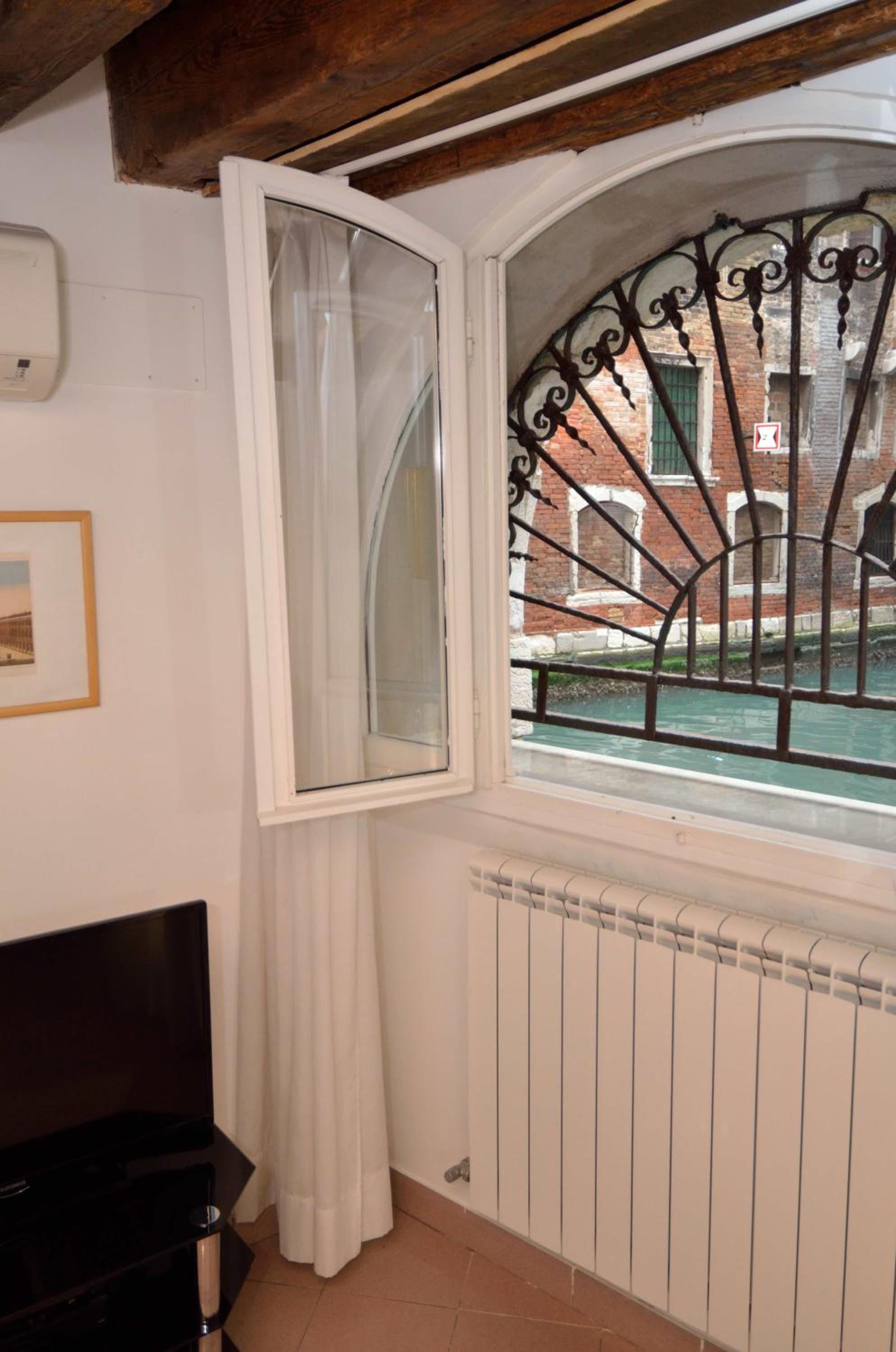 One-Bedroom Apartment with Canal View - Corte de l'Orso photo 2