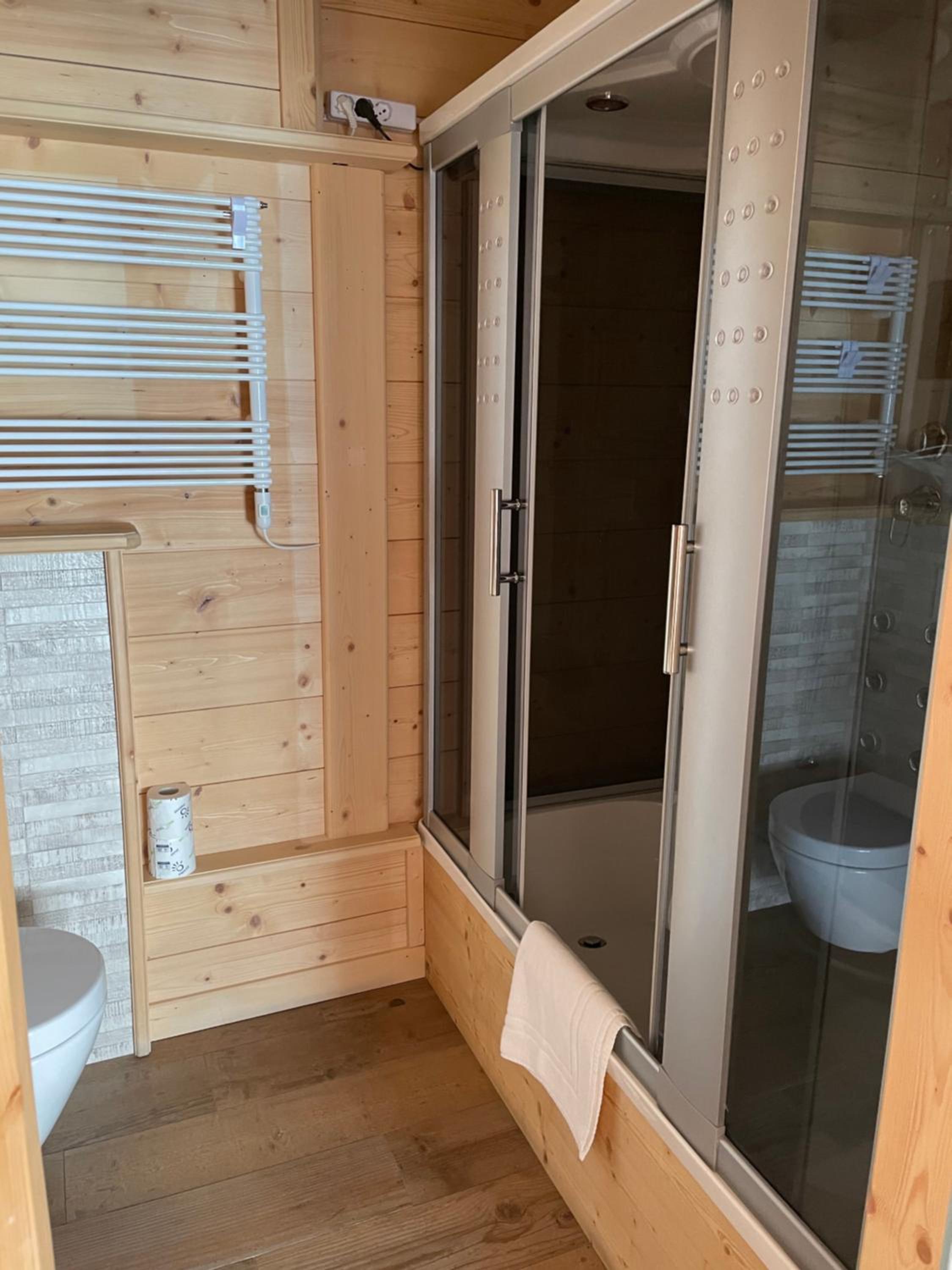 Deluxe Quadruple Room - Photo 2