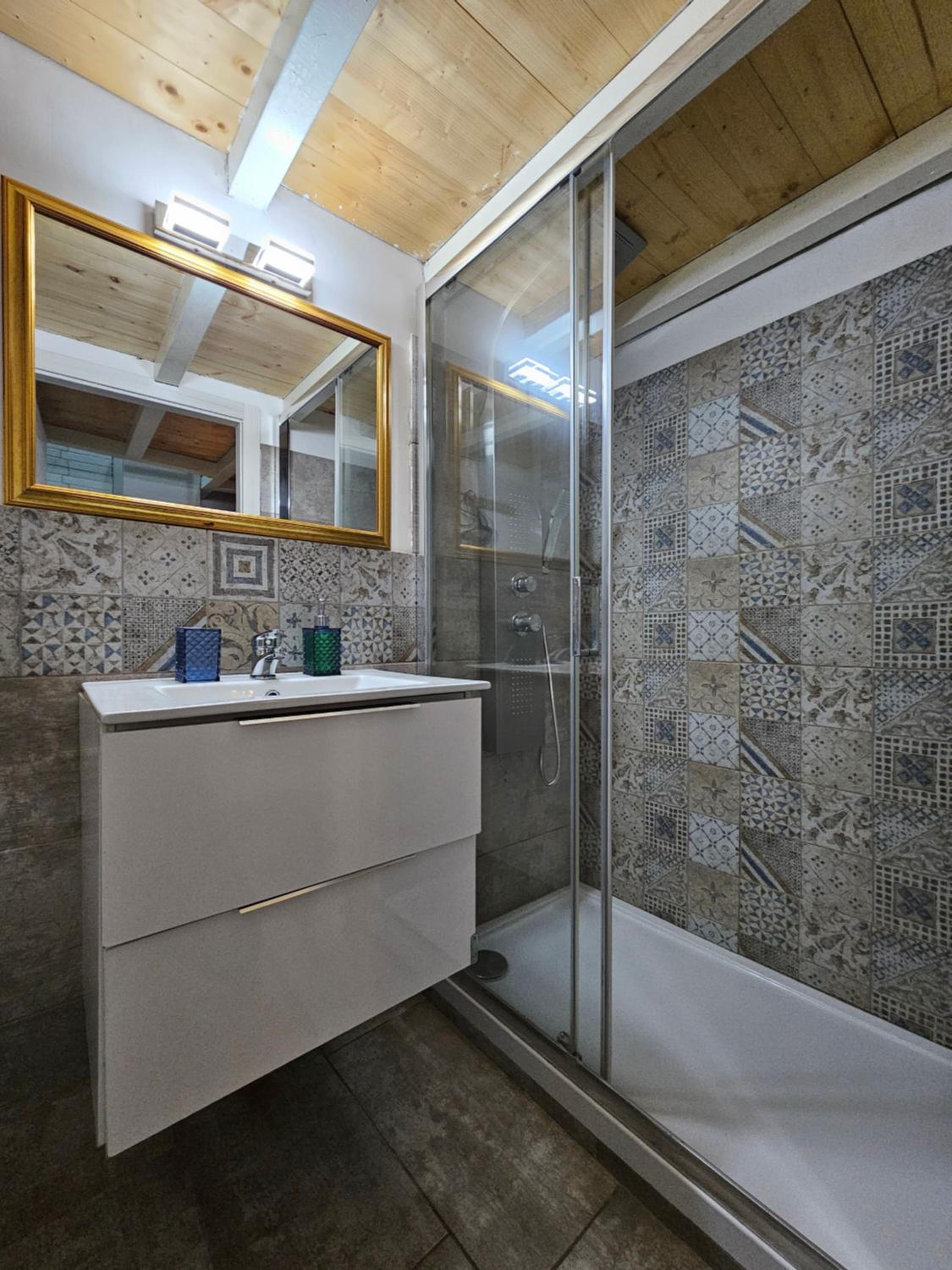 Apartment with Terrace - Photo 12
