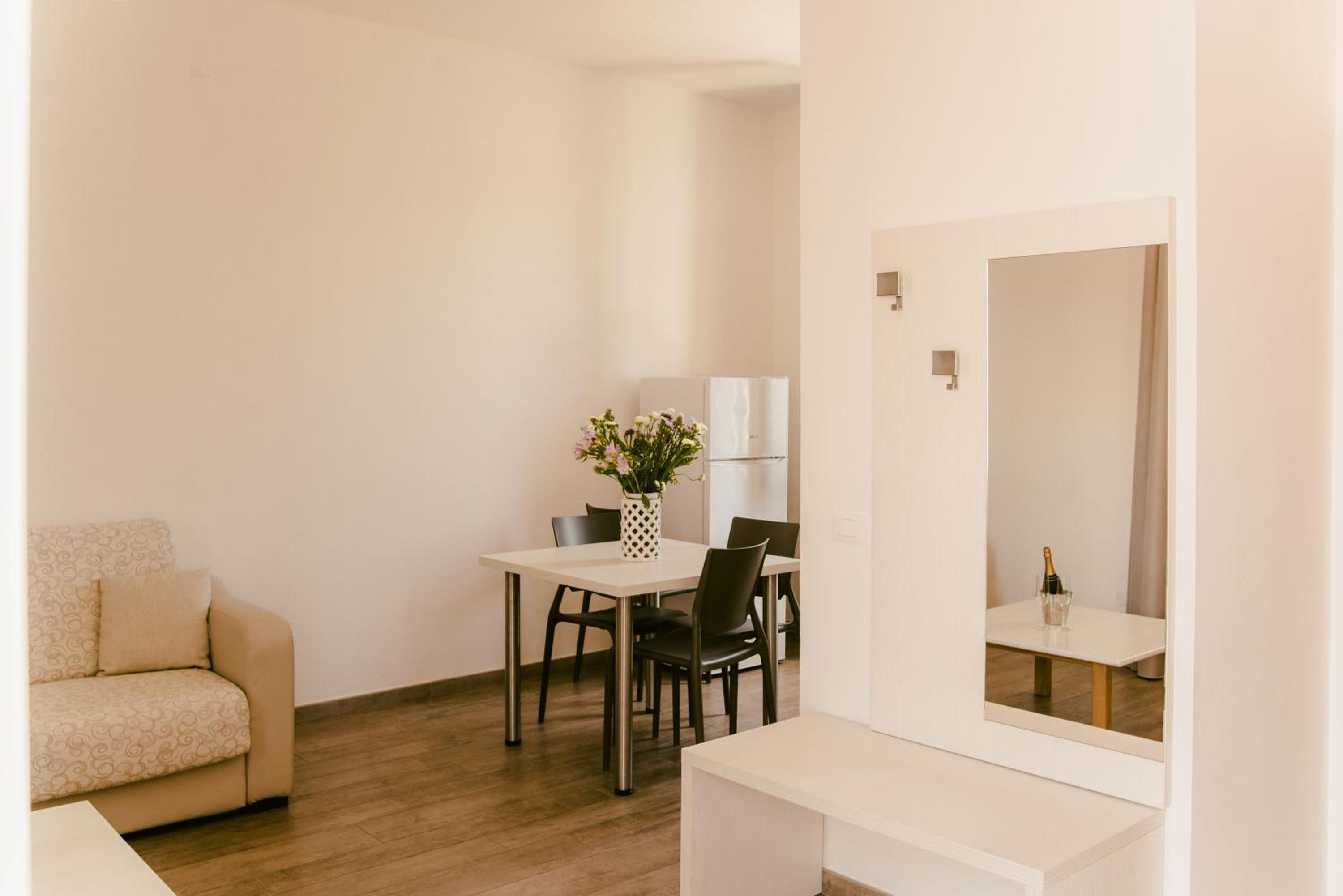 One-Bedroom Suite - Photo 4