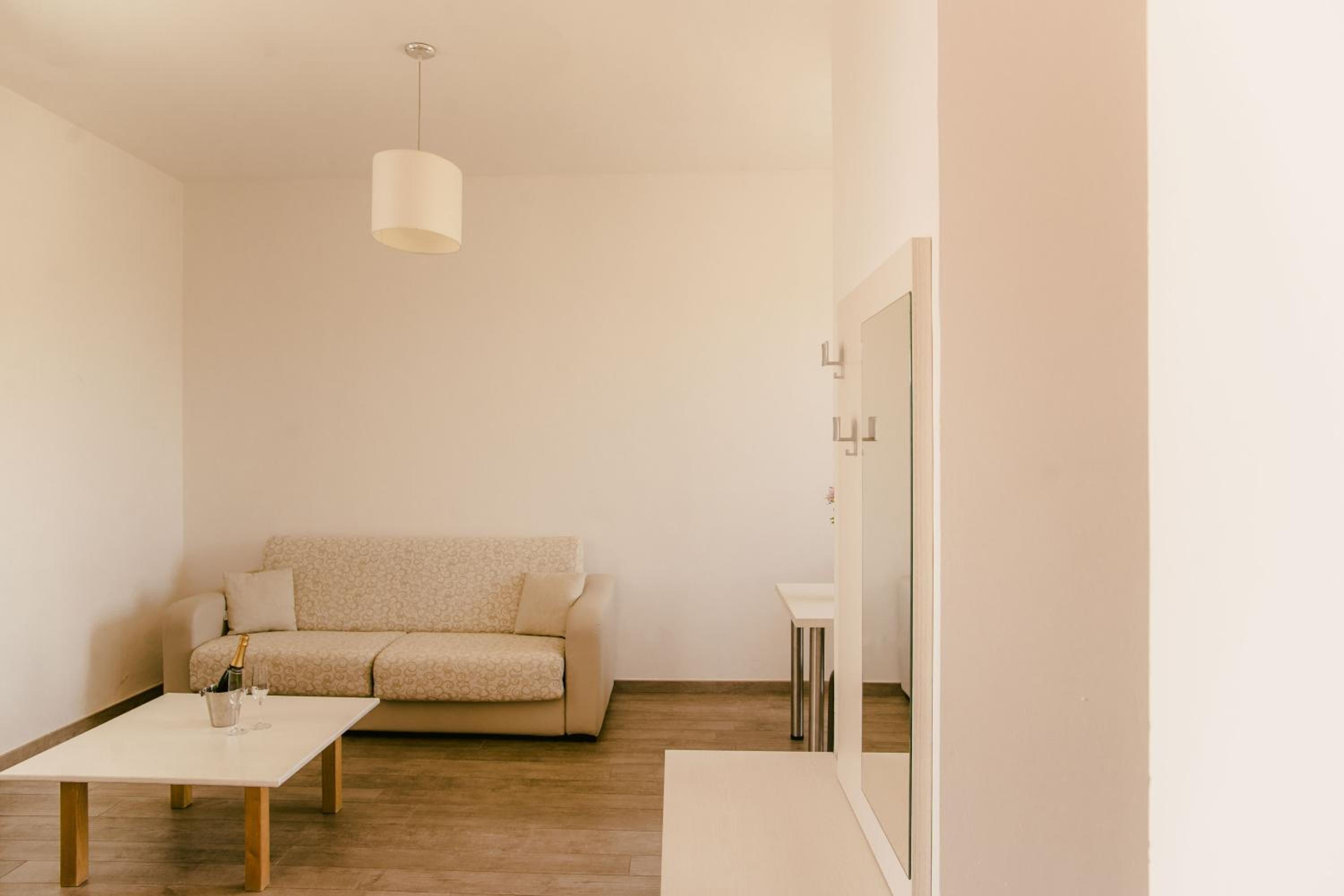 One-Bedroom Suite - Photo 3