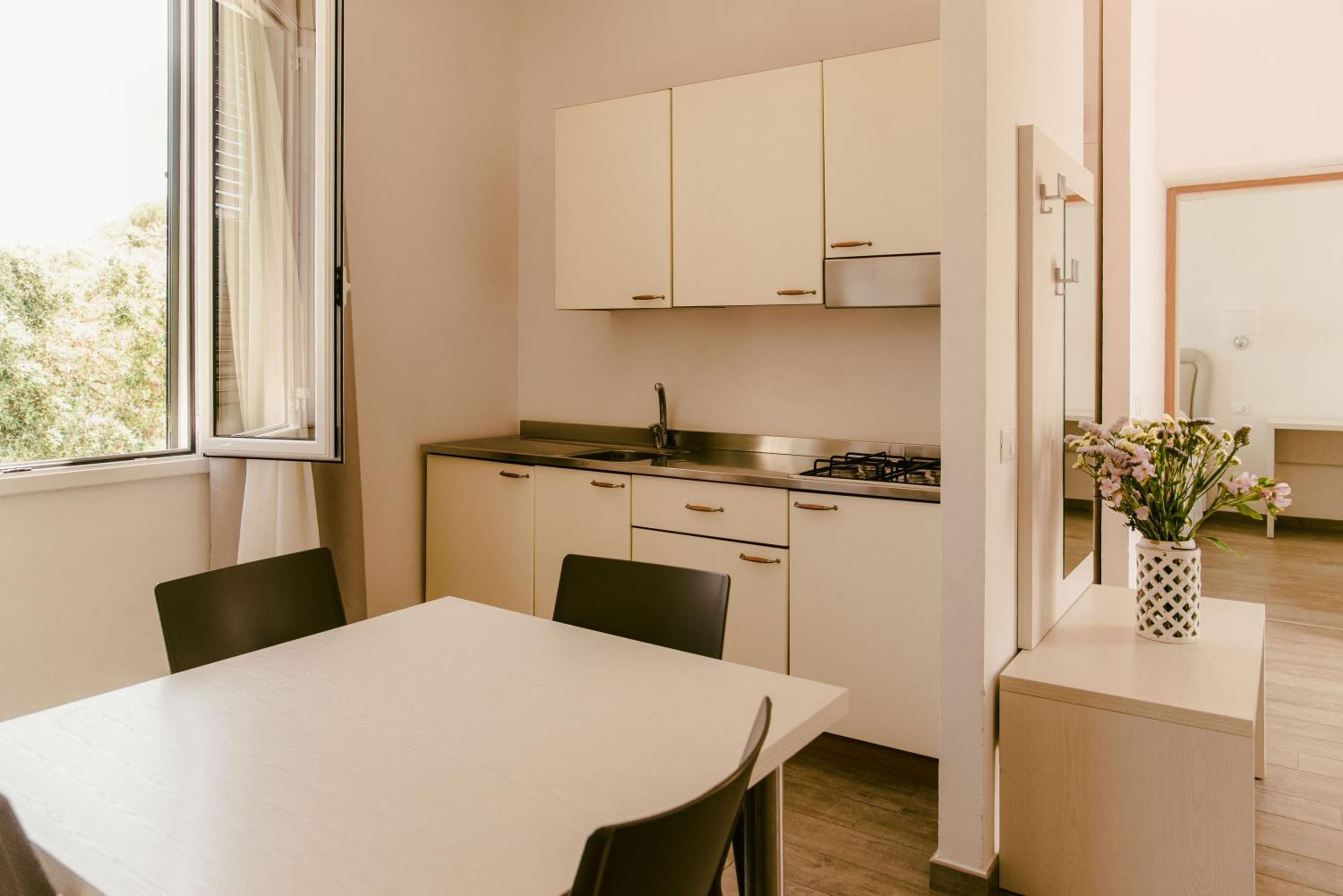 One-Bedroom Suite - Photo 11