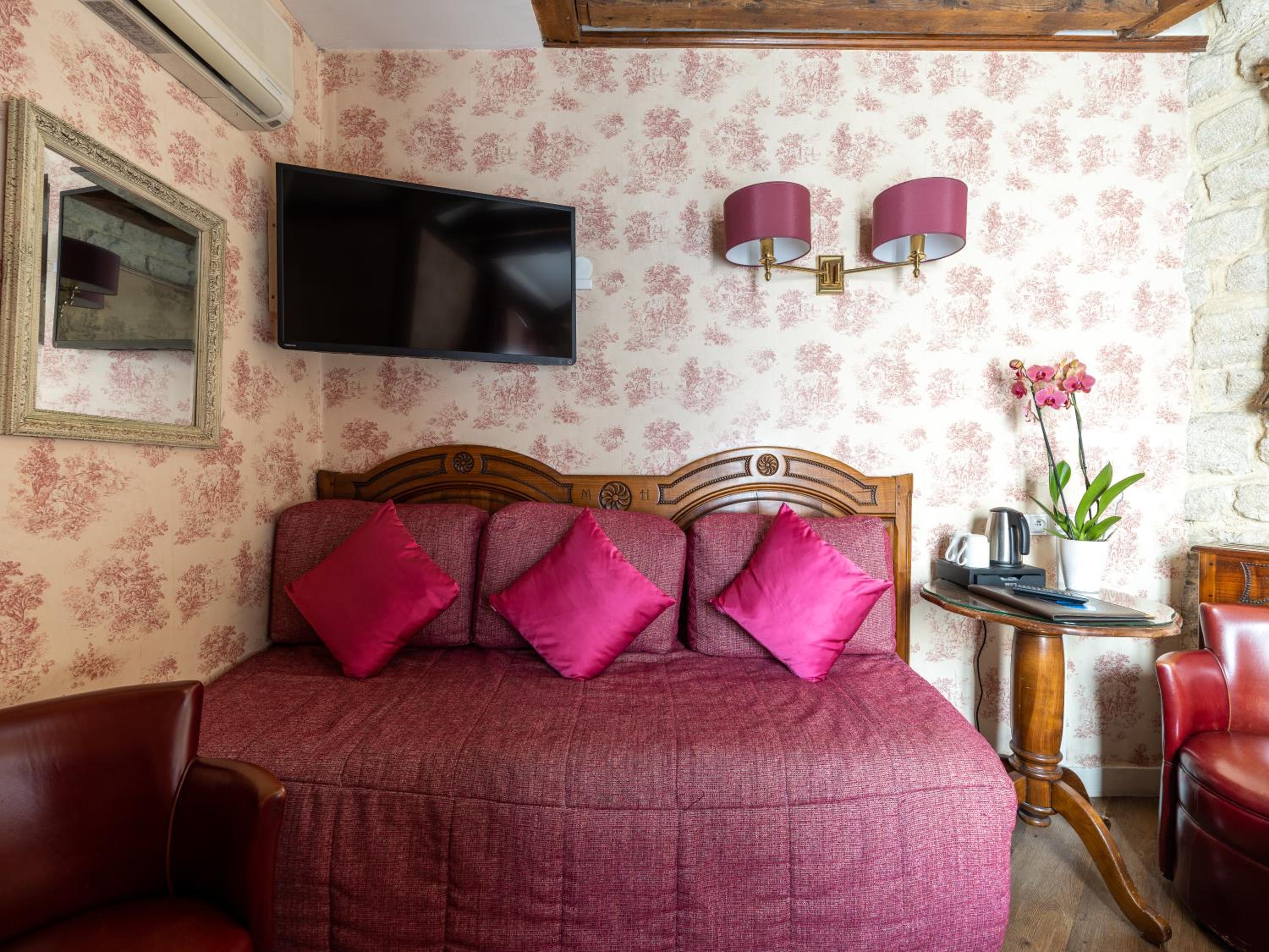 Superior Double Room thumbnail 6